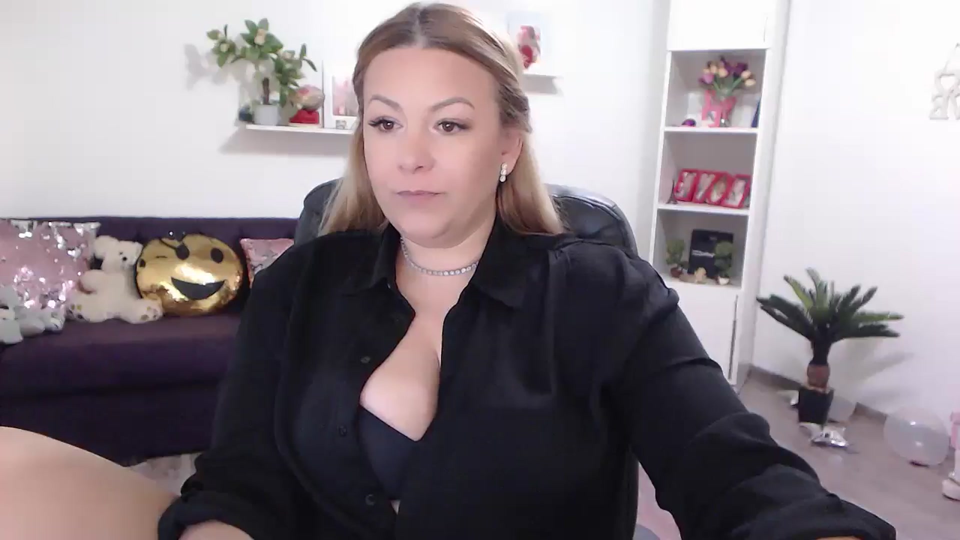Gallery image thumbnail from A_baby_Boo's myfreecams stream on, 05/07/2024, 10:40 image 18 of 20