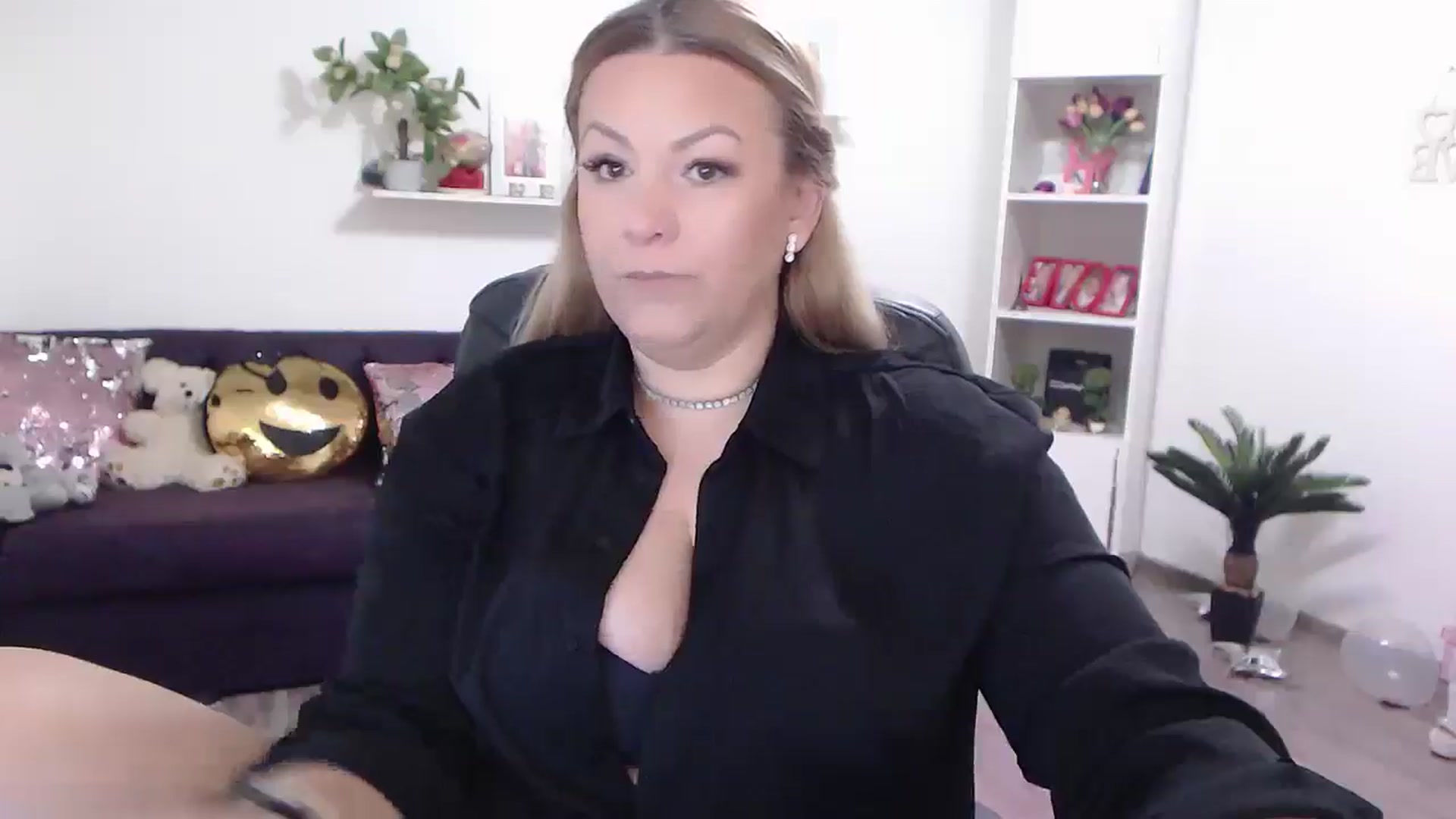Gallery image thumbnail from A_baby_Boo's myfreecams stream on, 05/07/2024, 10:40 image 6 of 20