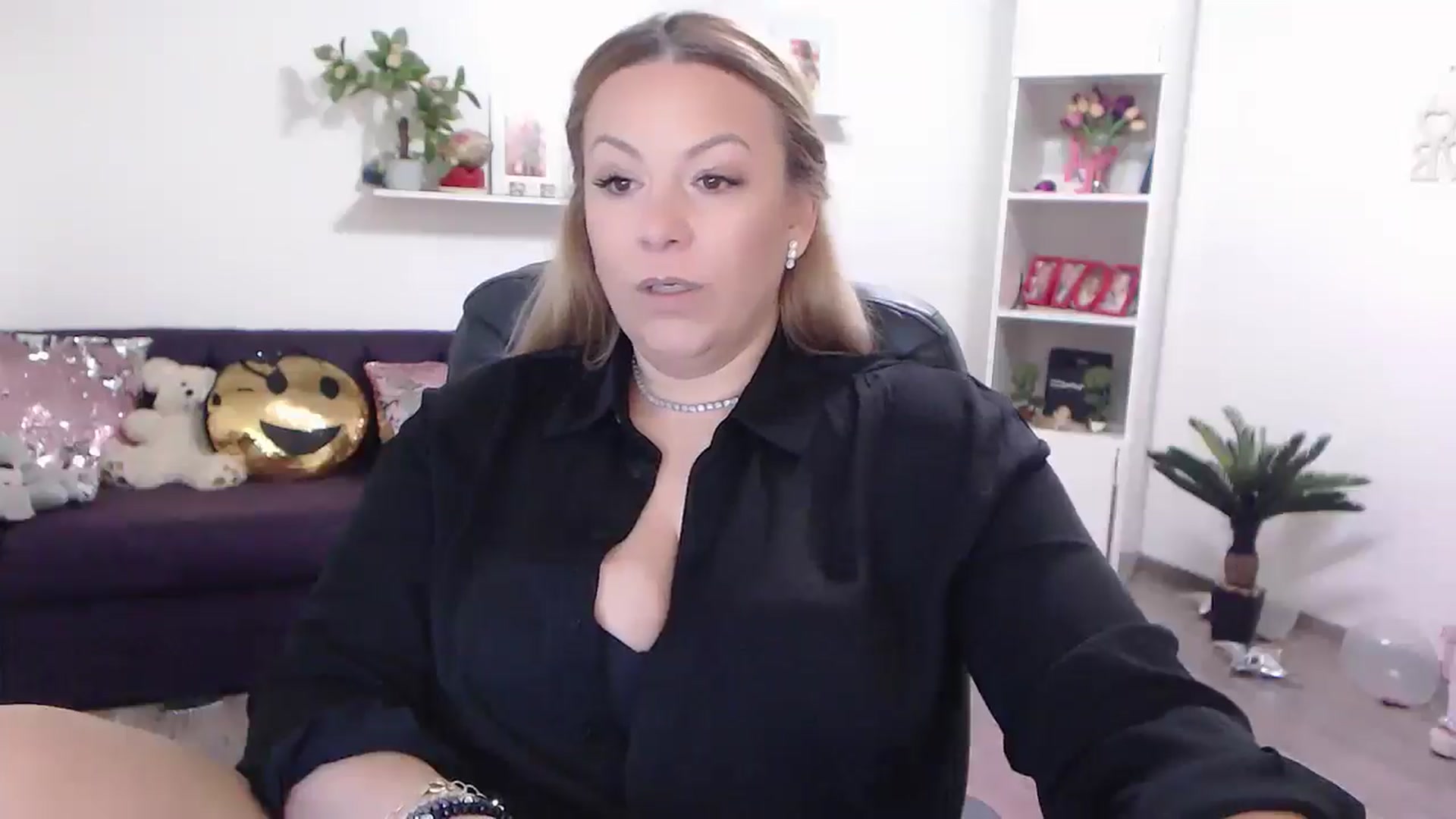 Gallery image thumbnail from A_baby_Boo's myfreecams stream on, 05/07/2024, 11:39 image 3 of 20