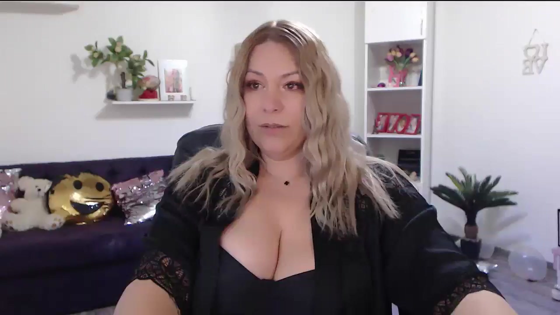 Gallery image thumbnail from A_baby_Boo's myfreecams stream on, 05/18/2024, 21:40 image 20 of 20