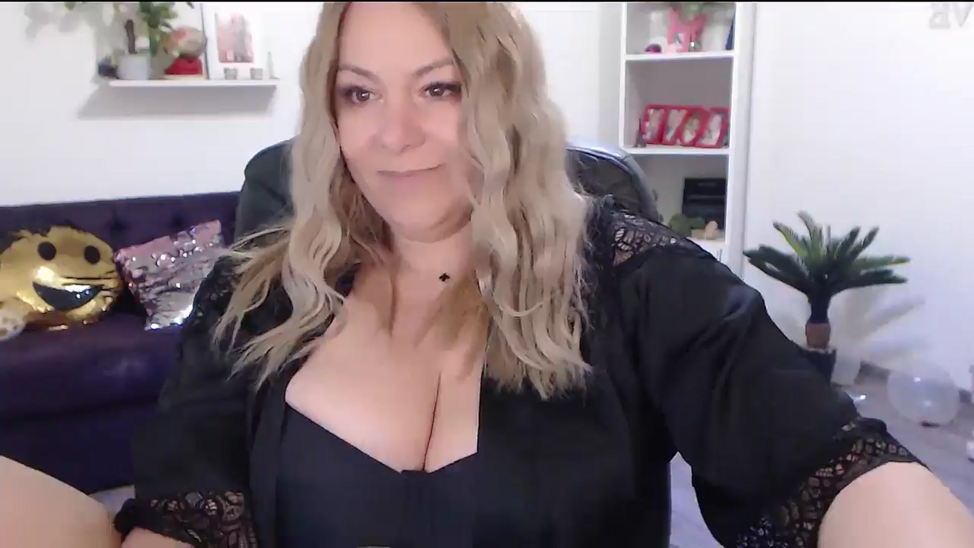 Gallery image thumbnail from A_baby_Boo's myfreecams stream on, 05/18/2024, 21:40 image 4 of 20