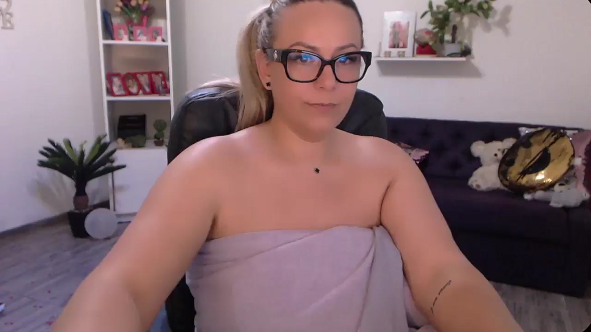 Gallery image thumbnail from A_baby_Boo's myfreecams stream on, 06/19/2024, 15:07 image 18 of 20