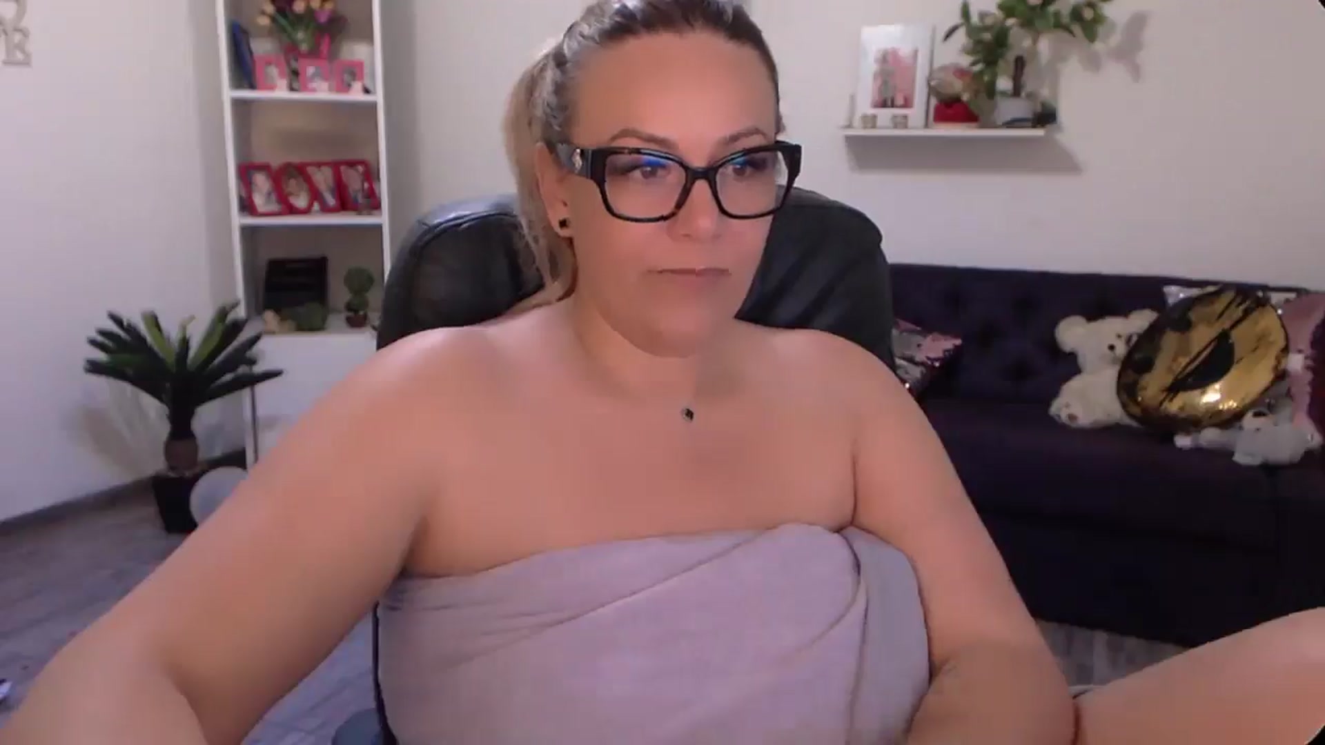 Gallery image thumbnail from A_baby_Boo's myfreecams stream on, 06/19/2024, 15:07 image 7 of 20