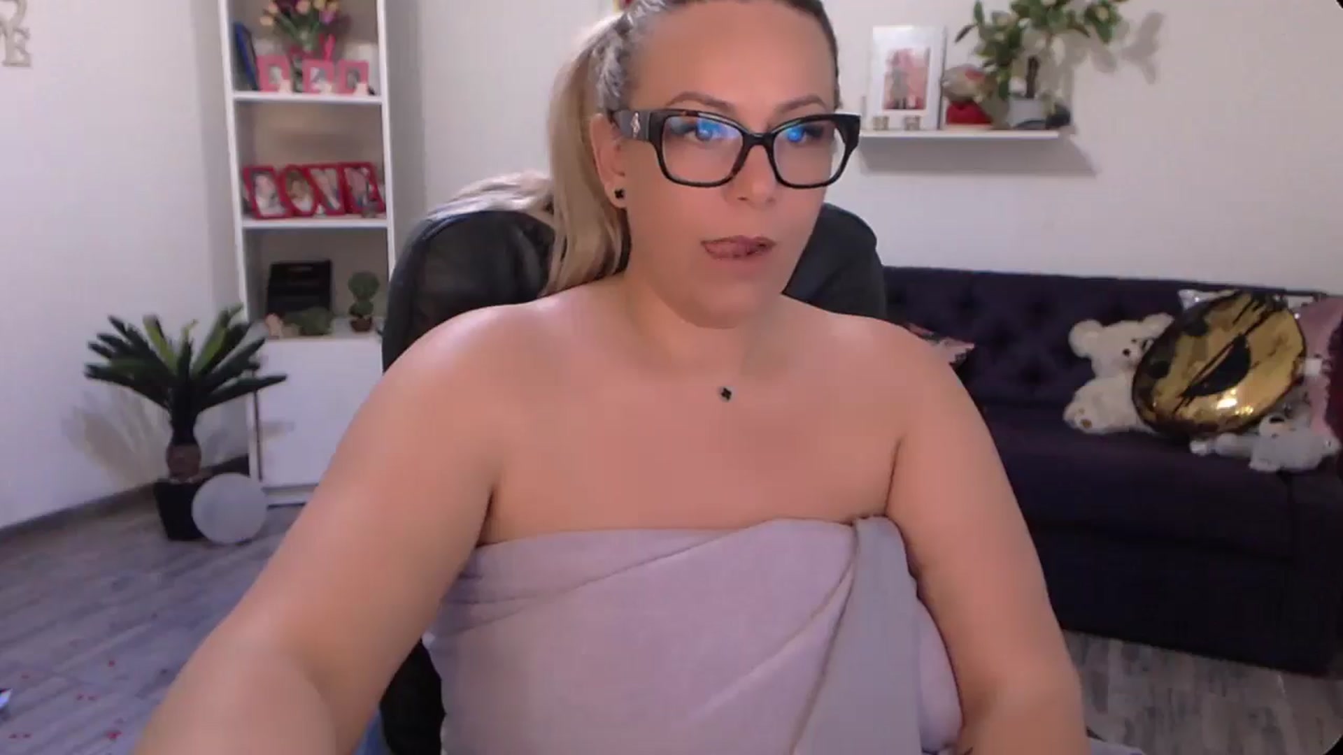 Gallery image thumbnail from A_baby_Boo's myfreecams stream on, 06/19/2024, 15:07 image 17 of 20