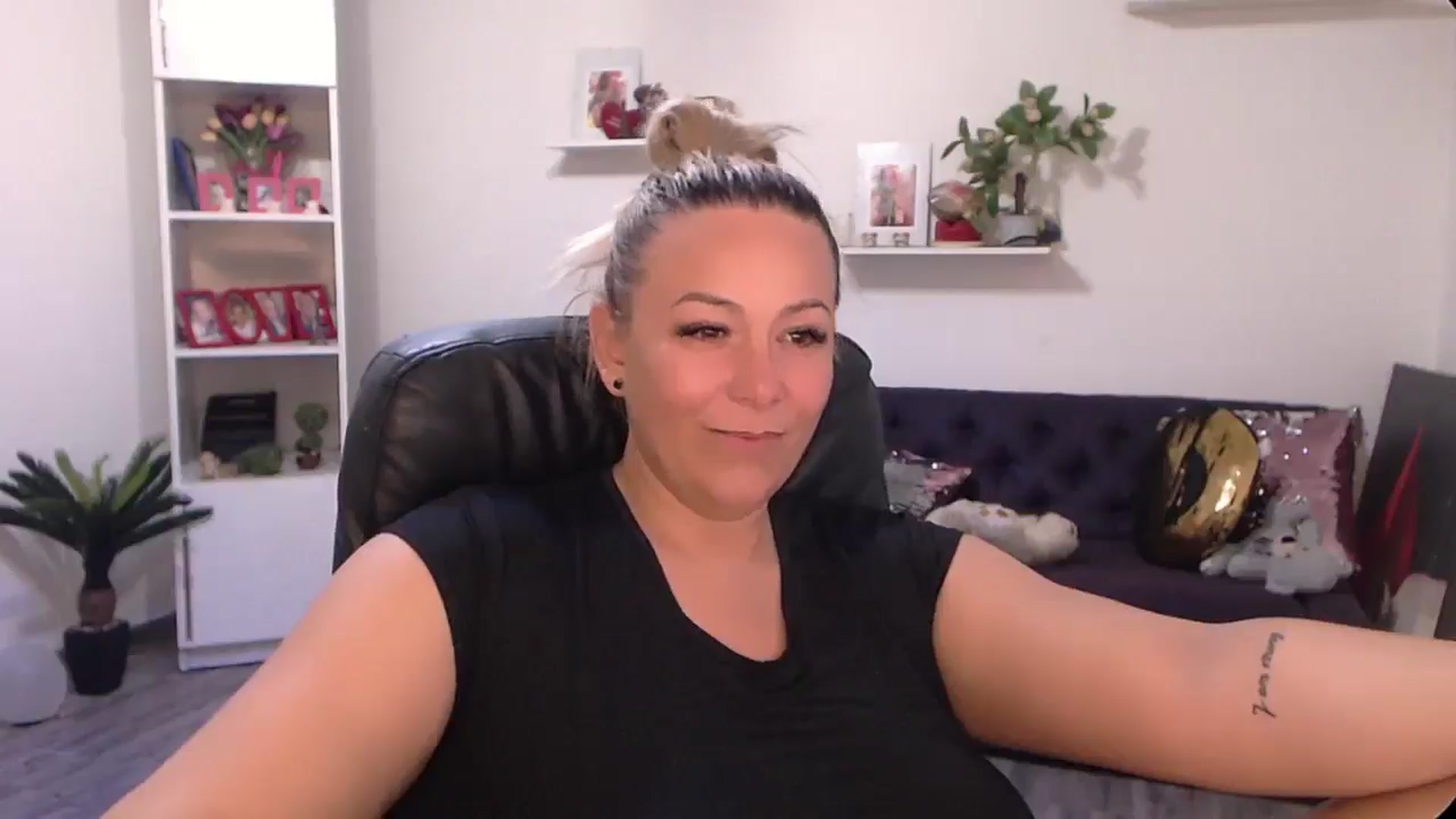 Gallery image thumbnail from A_baby_Boo's myfreecams stream on, 07/03/2024, 02:55 image 6 of 20