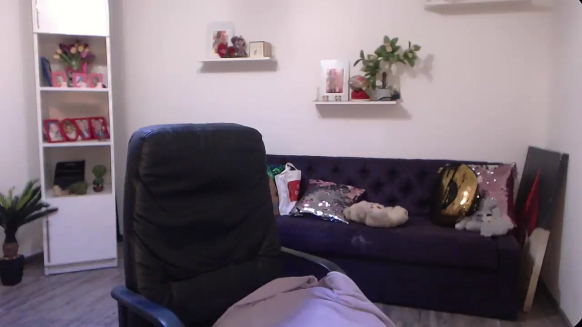 Gallery image thumbnail from A_baby_Boo's myfreecams stream on, 07/03/2024, 16:22 image 12 of 20