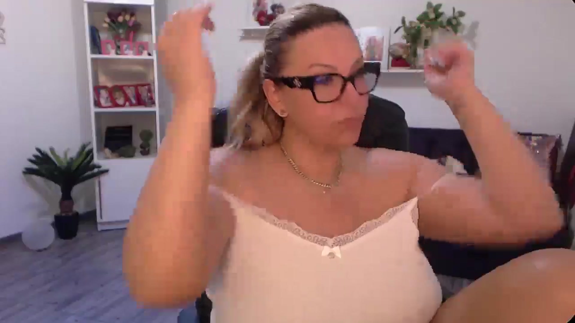 Gallery image thumbnail from A_baby_Boo's myfreecams stream on, 07/04/2024, 07:48 image 7 of 20