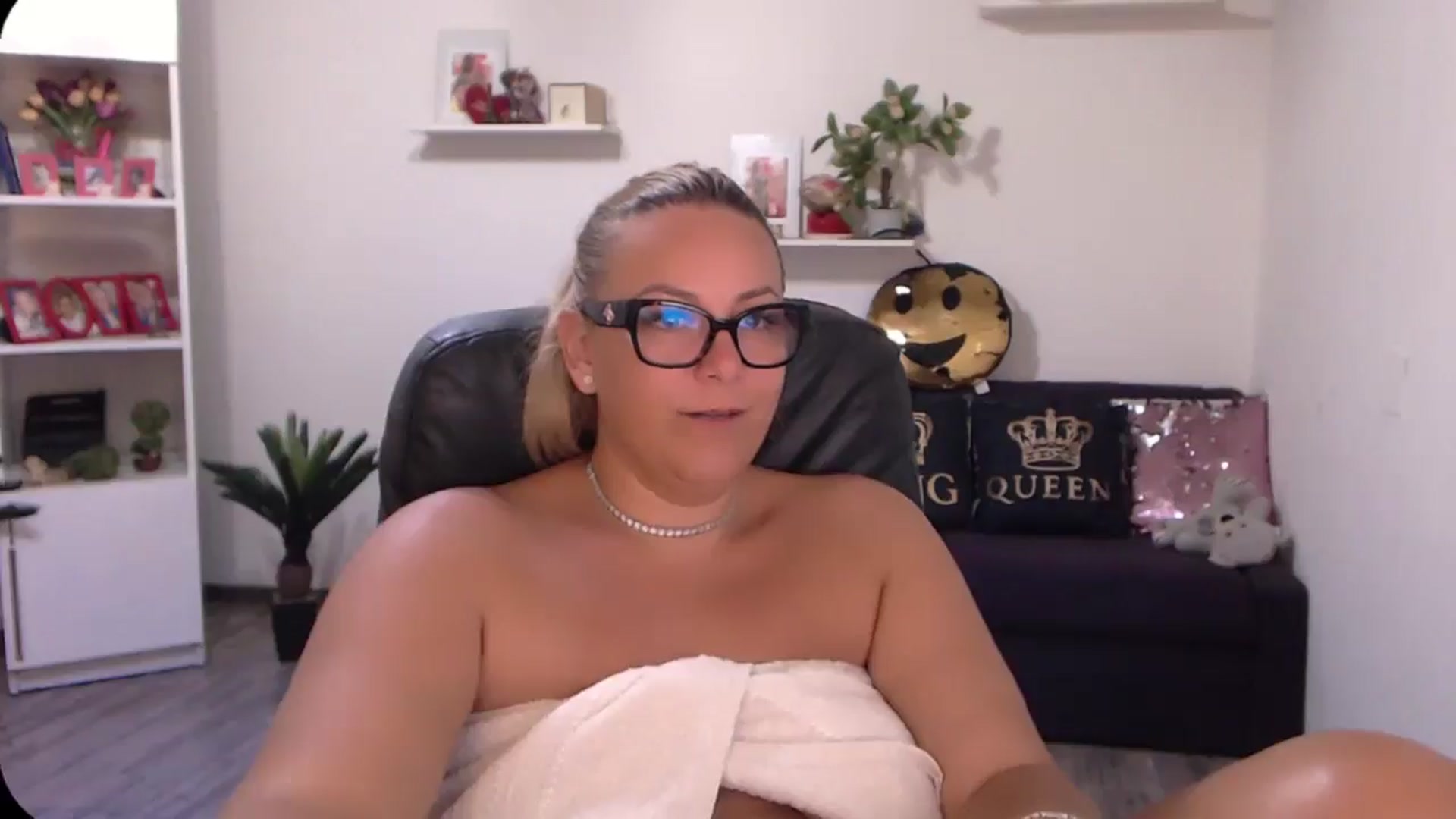 Gallery image thumbnail from A_baby_Boo's myfreecams stream on, 08/10/2024, 13:03 image 11 of 20