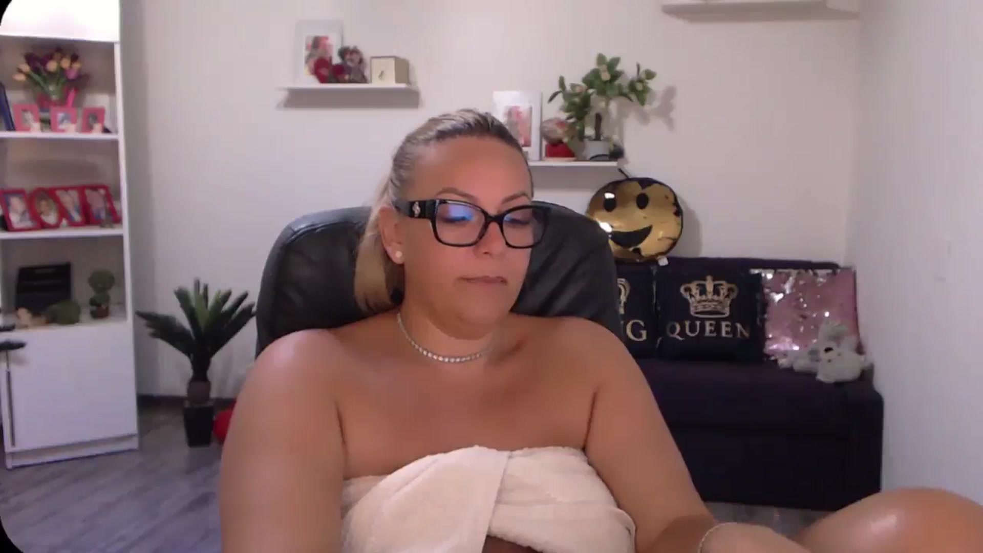 Gallery image thumbnail from A_baby_Boo's myfreecams stream on, 08/10/2024, 13:03 image 10 of 20