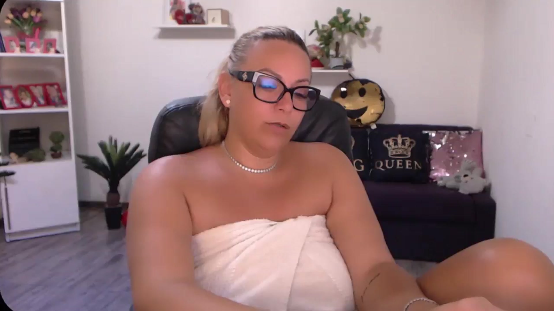 Gallery image thumbnail from A_baby_Boo's myfreecams stream on, 08/10/2024, 13:03 image 18 of 20