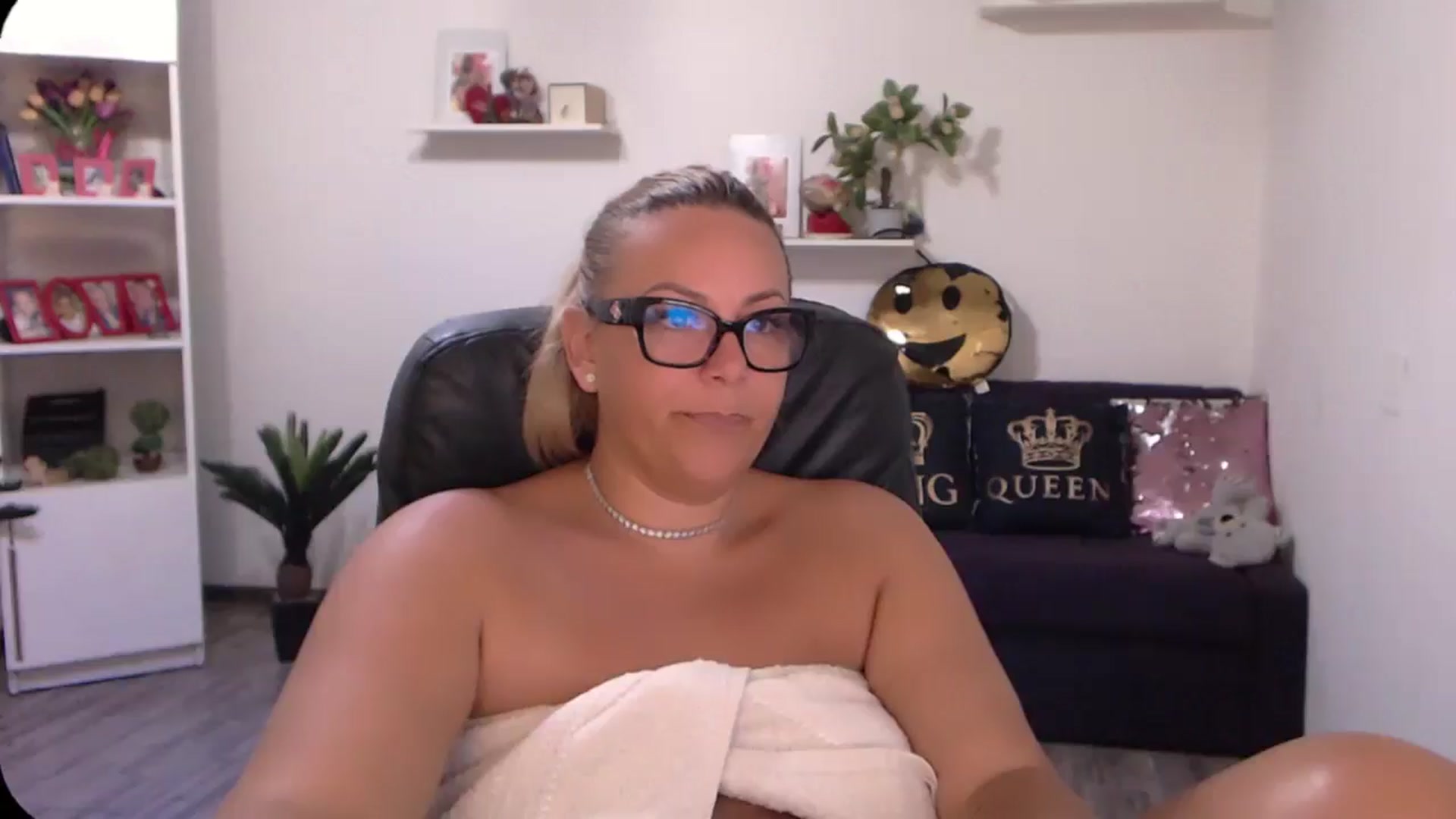 Gallery image thumbnail from A_baby_Boo's myfreecams stream on, 08/10/2024, 13:03 image 12 of 20