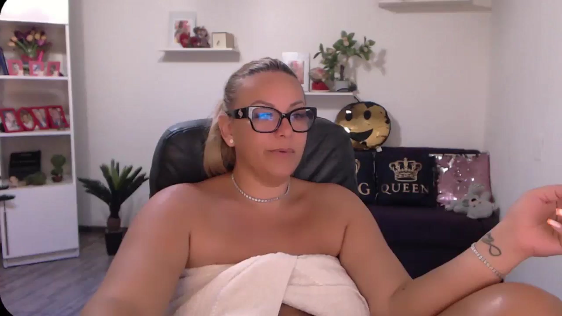 Gallery image thumbnail from A_baby_Boo's myfreecams stream on, 08/10/2024, 13:03 image 7 of 20