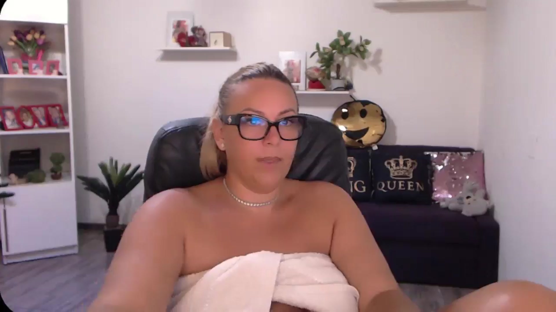 Gallery image thumbnail from A_baby_Boo's myfreecams stream on, 08/10/2024, 13:03 image 13 of 20