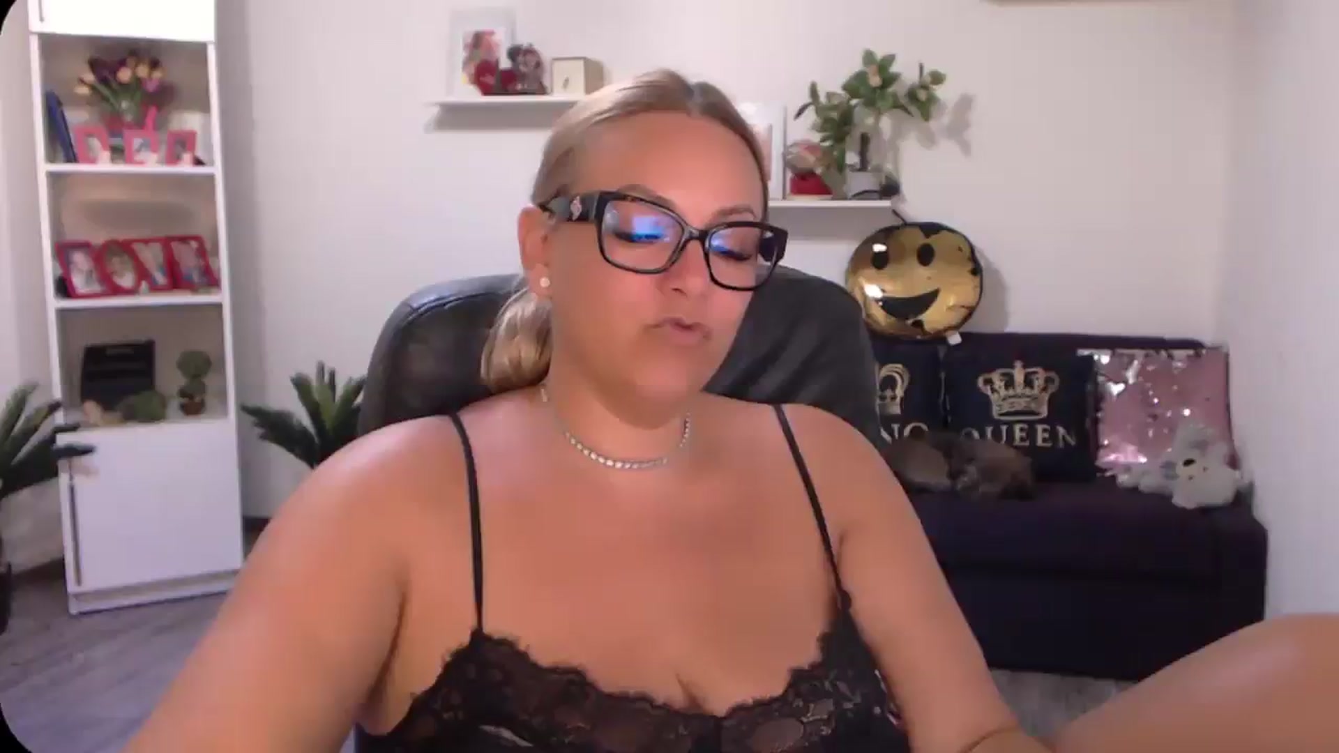 Gallery image thumbnail from A_baby_Boo's myfreecams stream on, 08/10/2024, 20:32 image 1 of 20