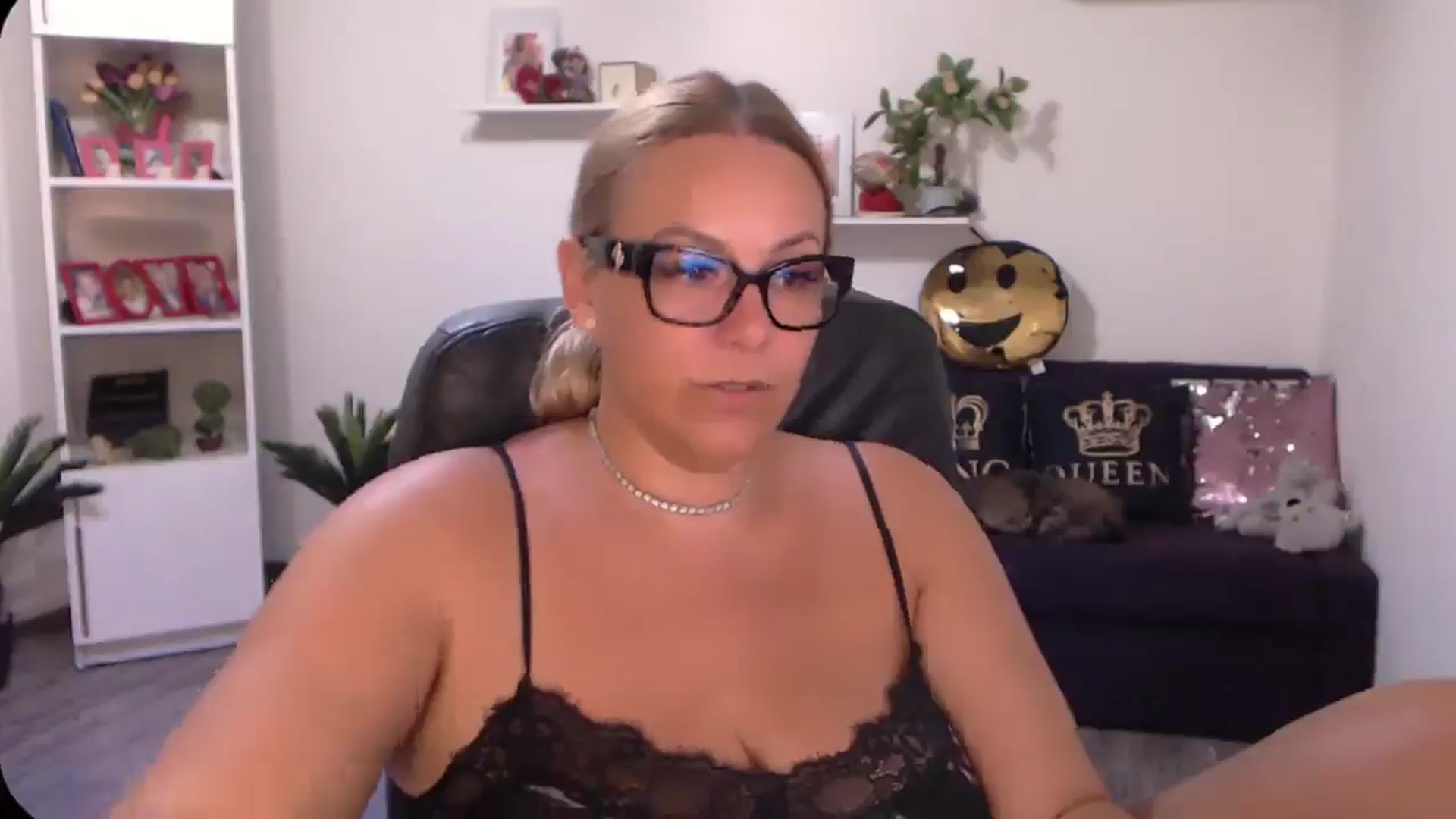Gallery image thumbnail from A_baby_Boo's myfreecams stream on, 08/10/2024, 20:32 image 3 of 20