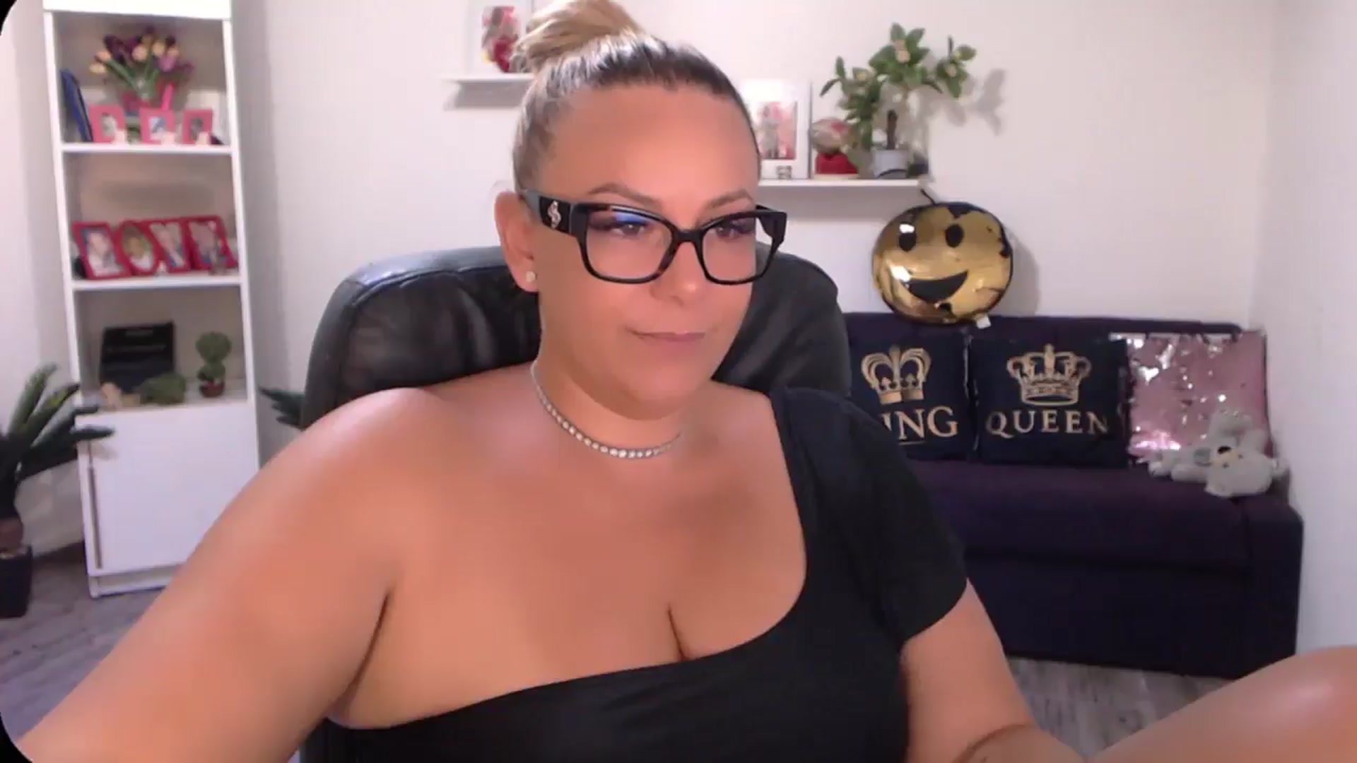 Gallery image thumbnail from A_baby_Boo's myfreecams stream on, 08/11/2024, 11:48 image 15 of 20