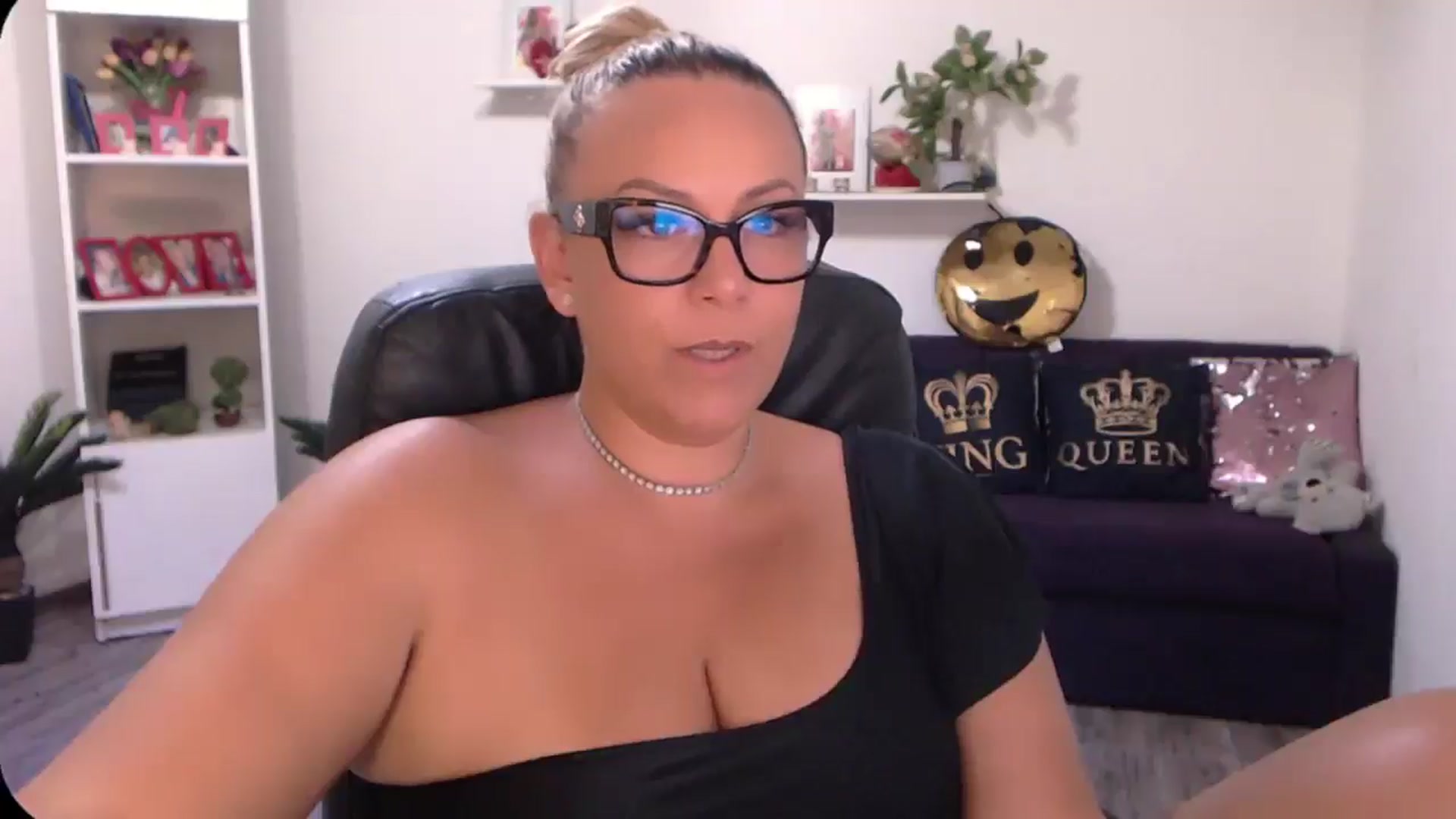 Gallery image thumbnail from A_baby_Boo's myfreecams stream on, 08/11/2024, 11:48 image 16 of 20