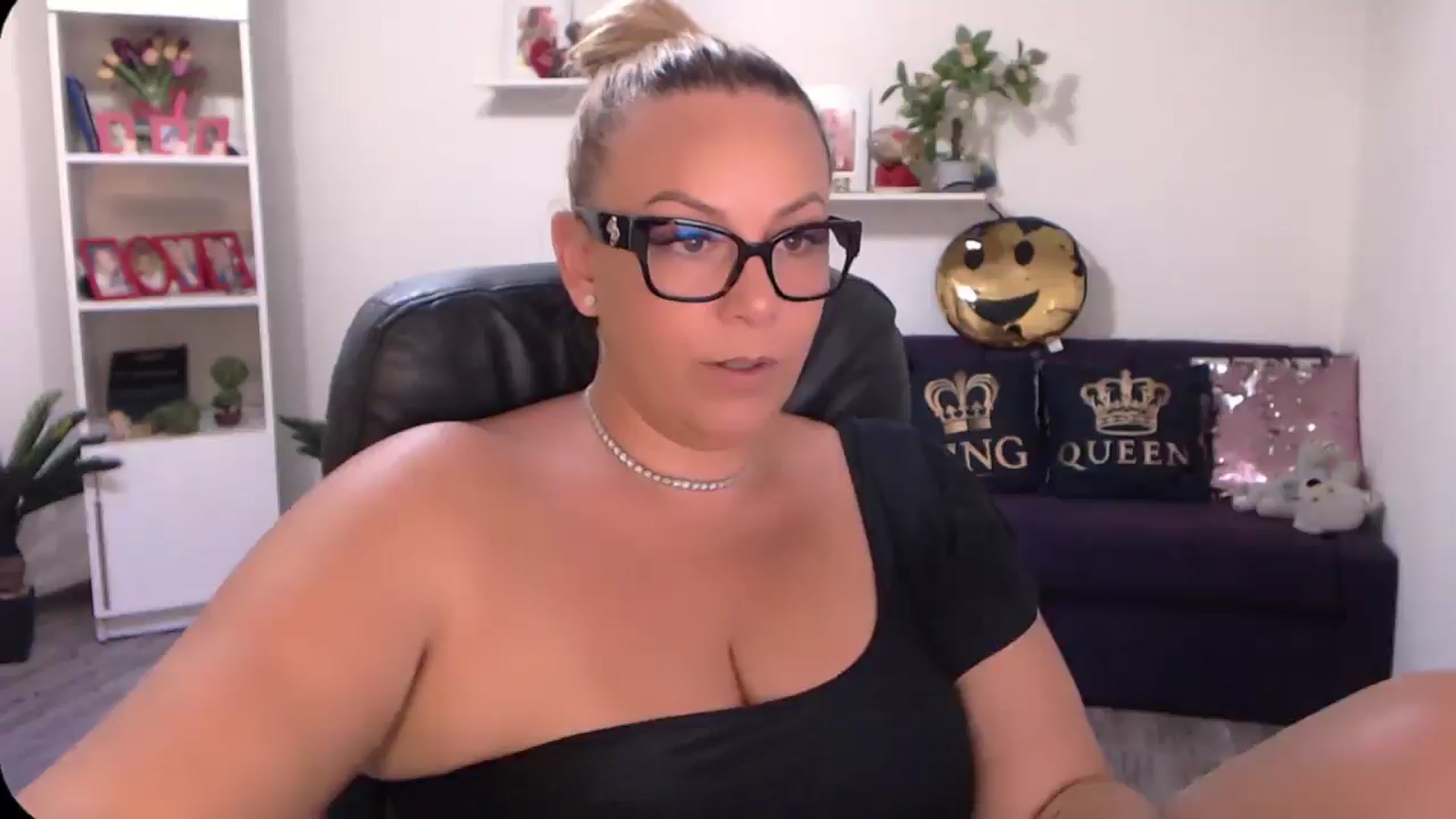 Gallery image thumbnail from A_baby_Boo's myfreecams stream on, 08/11/2024, 11:48 image 10 of 20