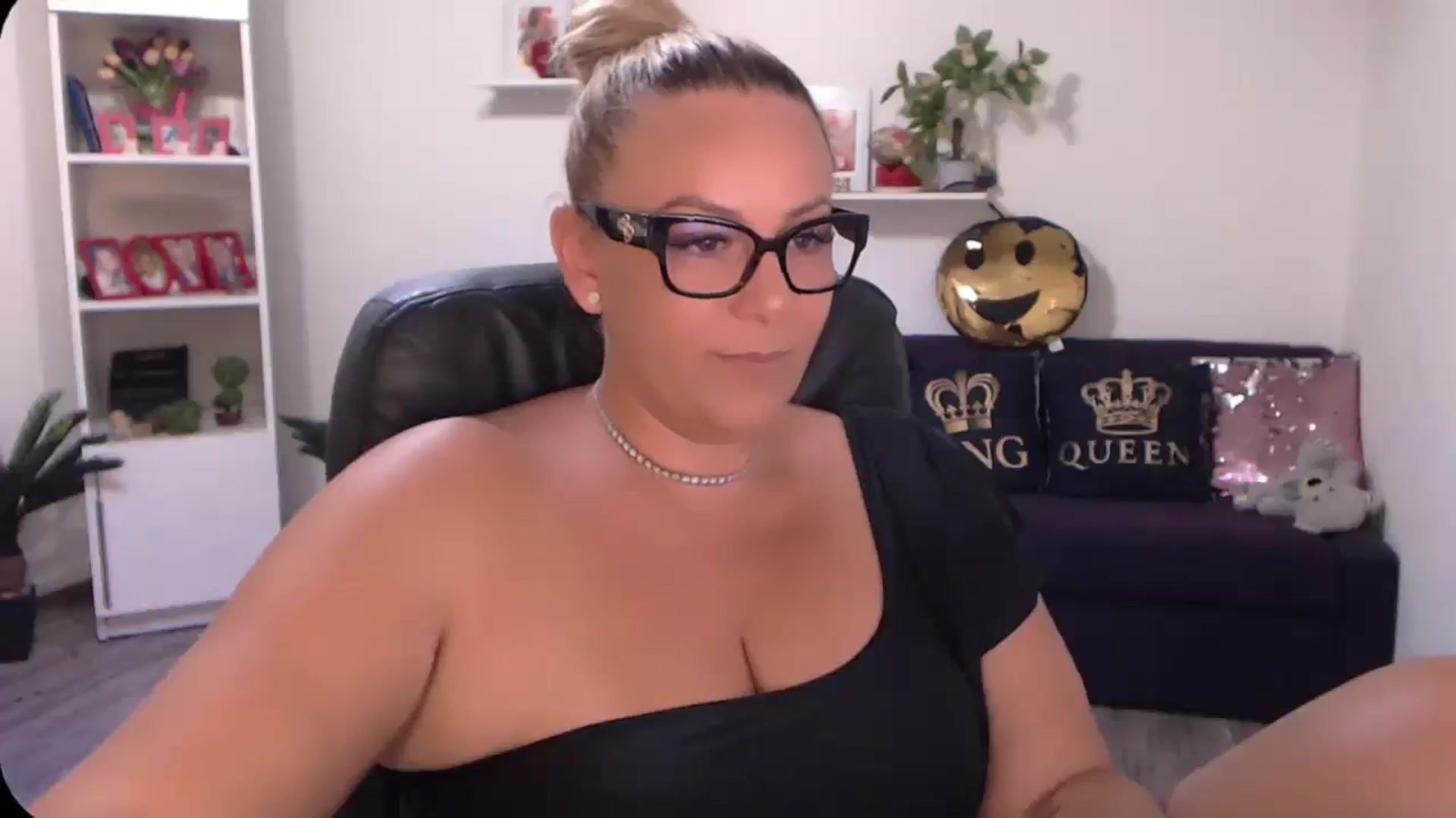 Gallery image thumbnail from A_baby_Boo's myfreecams stream on, 08/11/2024, 11:48 image 4 of 20