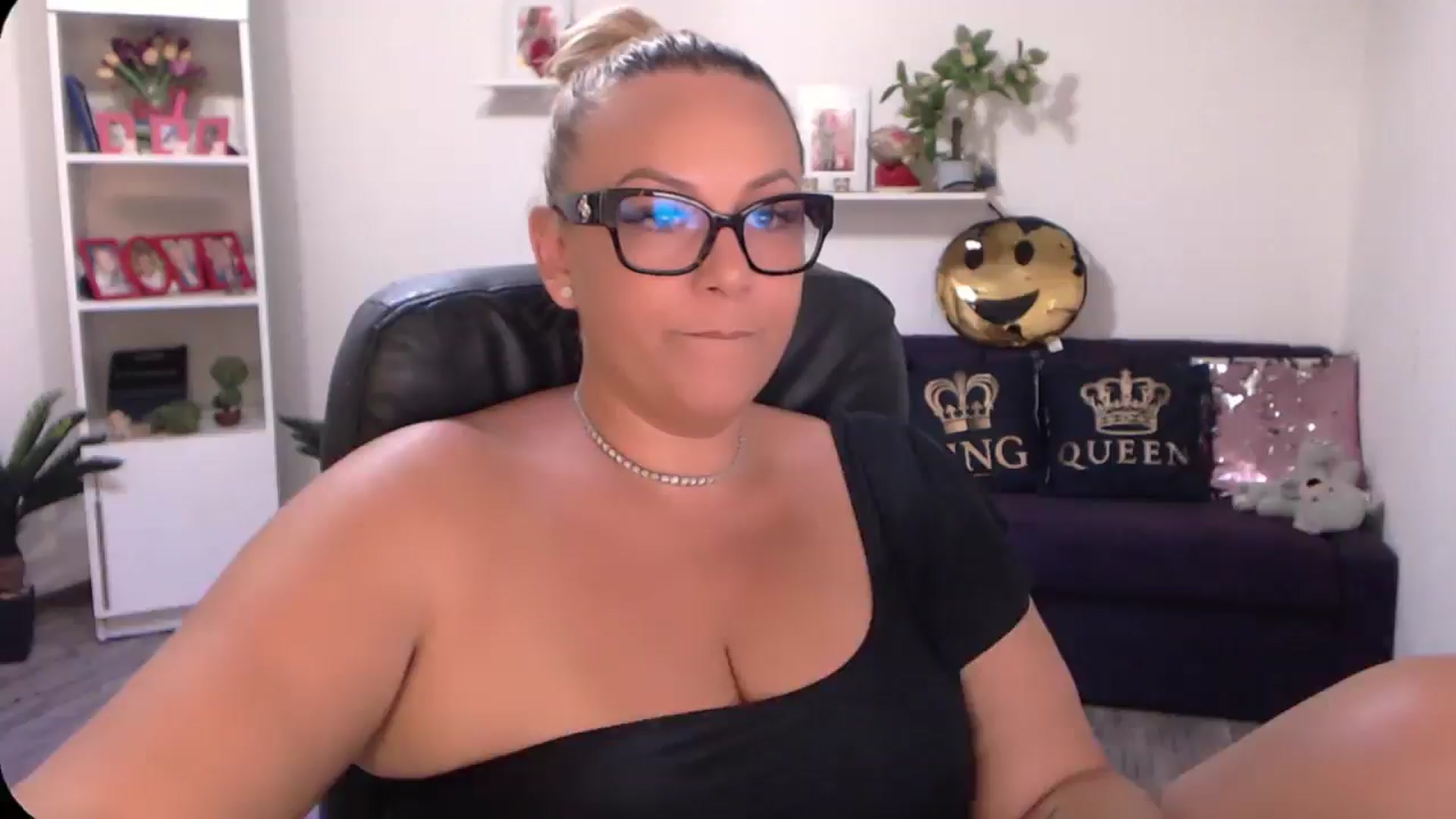 Gallery image thumbnail from A_baby_Boo's myfreecams stream on, 08/11/2024, 11:48 image 9 of 20