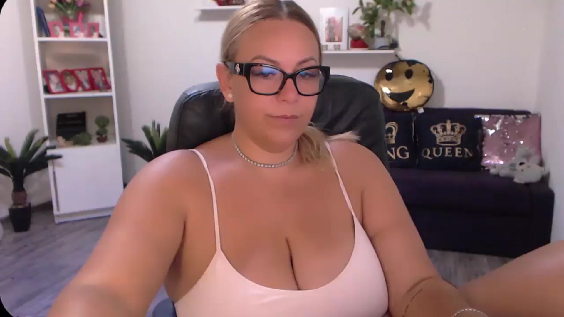 Gallery image thumbnail from A_baby_Boo's myfreecams stream on, 08/12/2024, 07:43 image 9 of 20