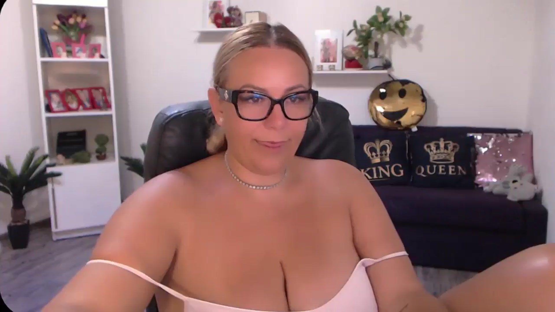 Gallery image thumbnail from A_baby_Boo's myfreecams stream on, 08/12/2024, 07:43 image 17 of 20