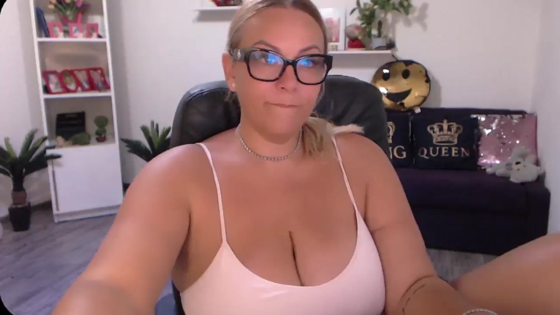Gallery image thumbnail from A_baby_Boo's myfreecams stream on, 08/12/2024, 07:43 image 7 of 20