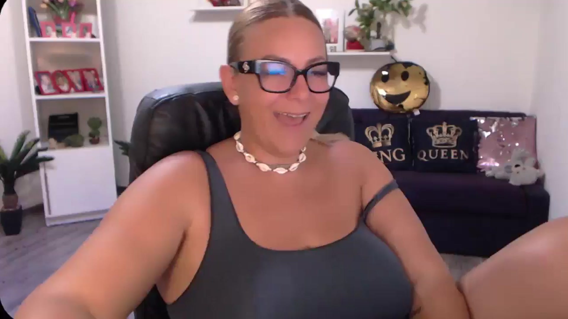 Gallery image thumbnail from A_baby_Boo's myfreecams stream on, 08/12/2024, 14:05 image 5 of 20