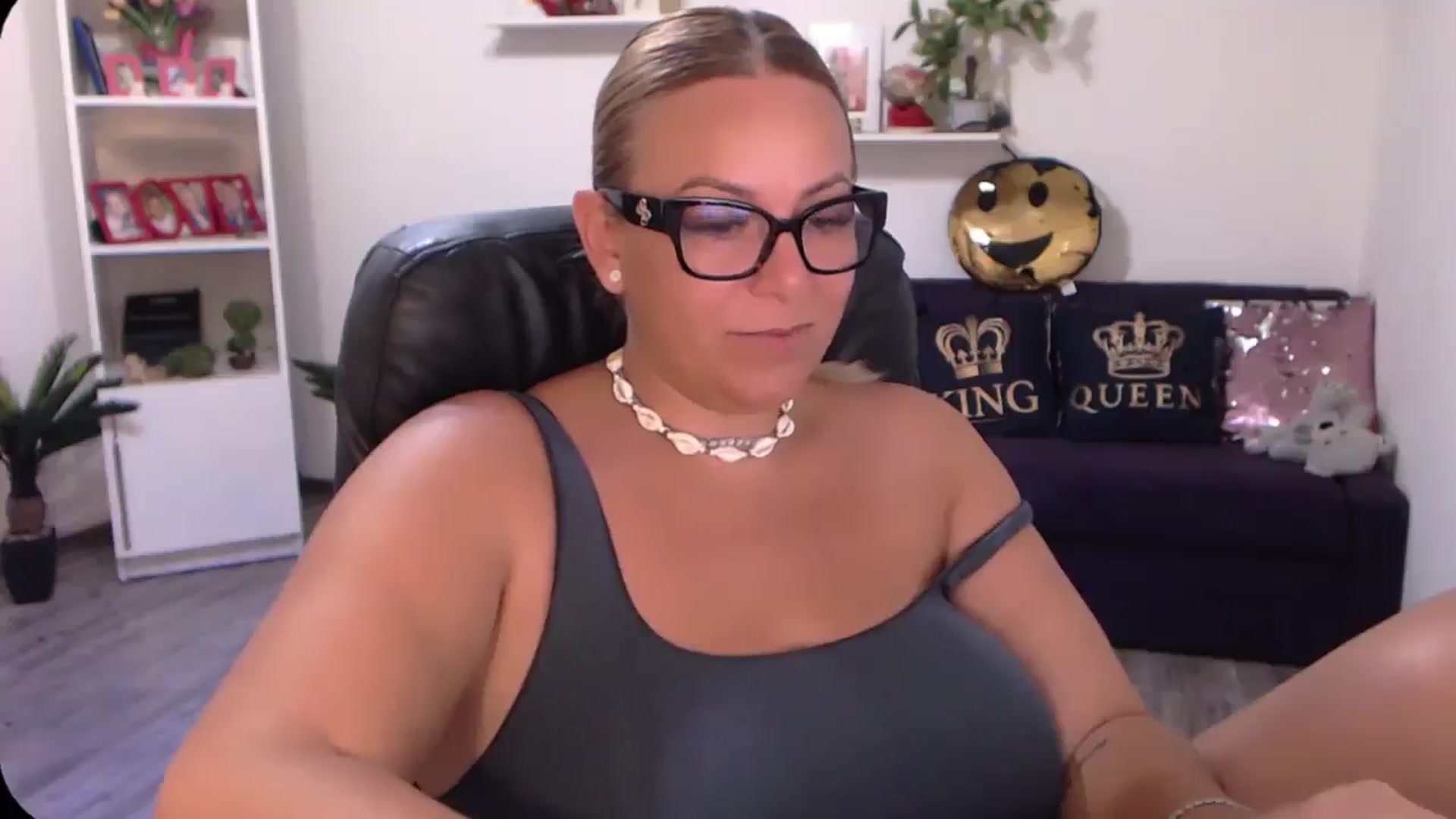 Gallery image thumbnail from A_baby_Boo's myfreecams stream on, 08/12/2024, 14:05 image 7 of 20