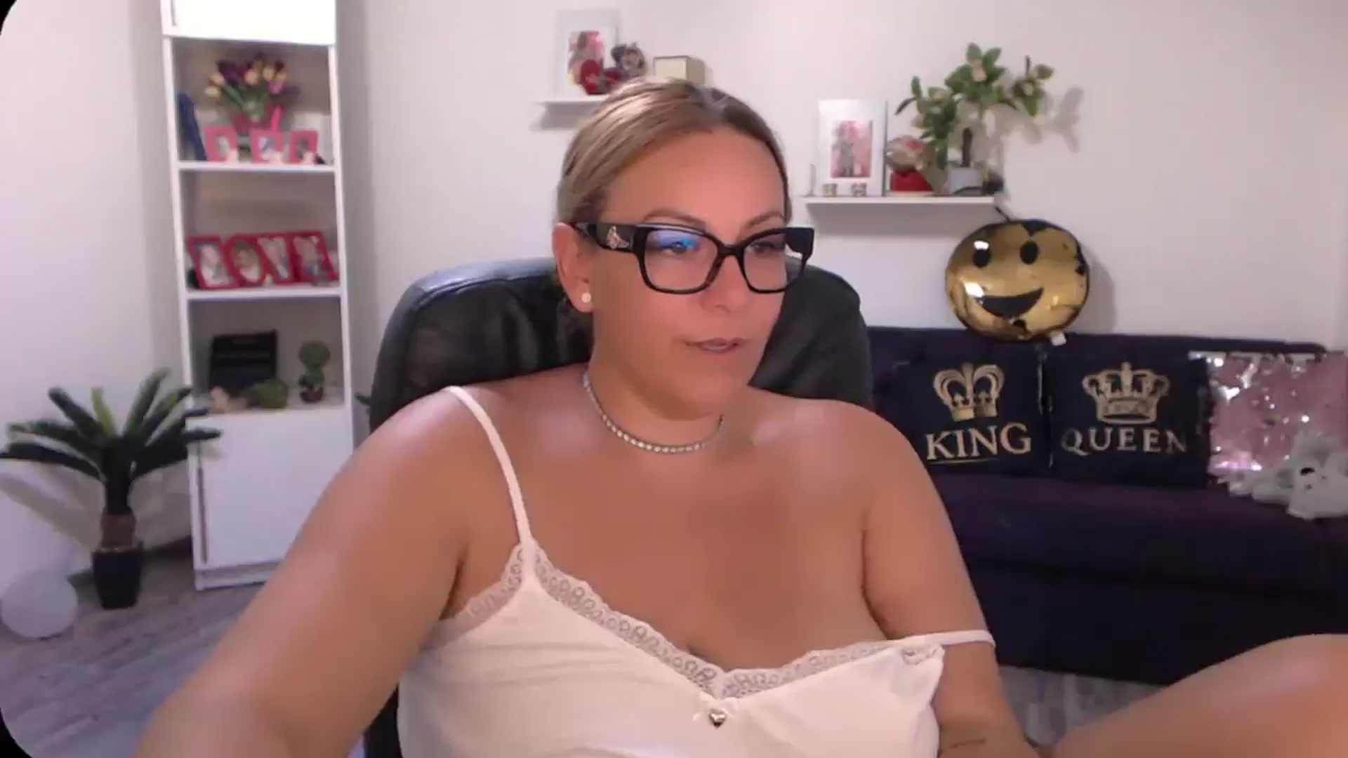Gallery image thumbnail from A_baby_Boo's myfreecams stream on, 08/15/2024, 13:12 image 9 of 20