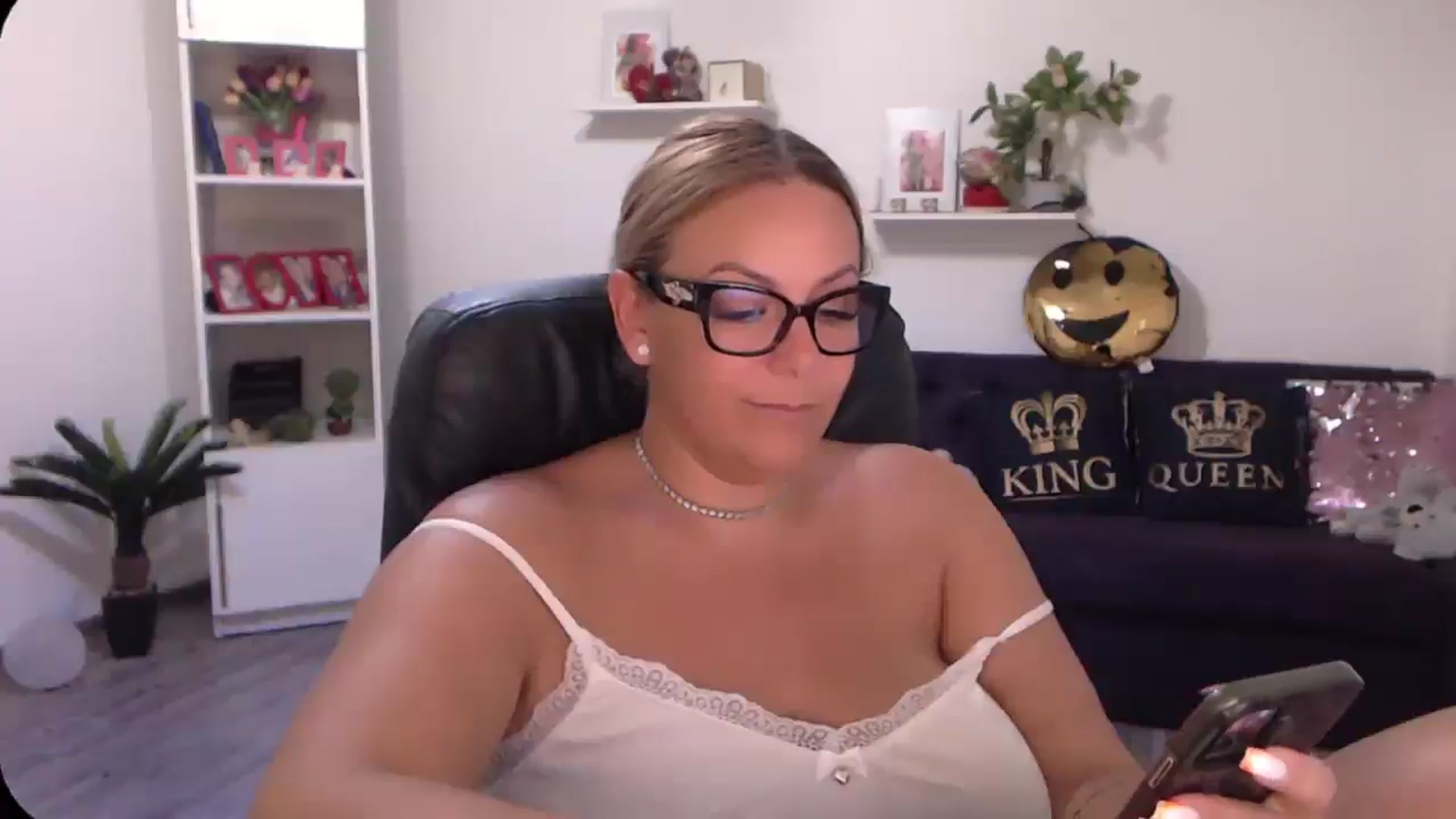 Gallery image thumbnail from A_baby_Boo's myfreecams stream on, 08/15/2024, 13:12 image 2 of 20