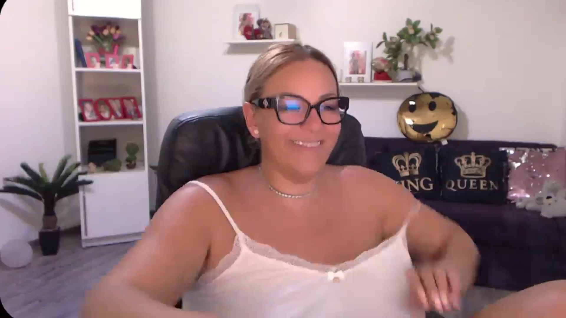 Gallery image thumbnail from A_baby_Boo's myfreecams stream on, 08/15/2024, 13:12 image 5 of 20