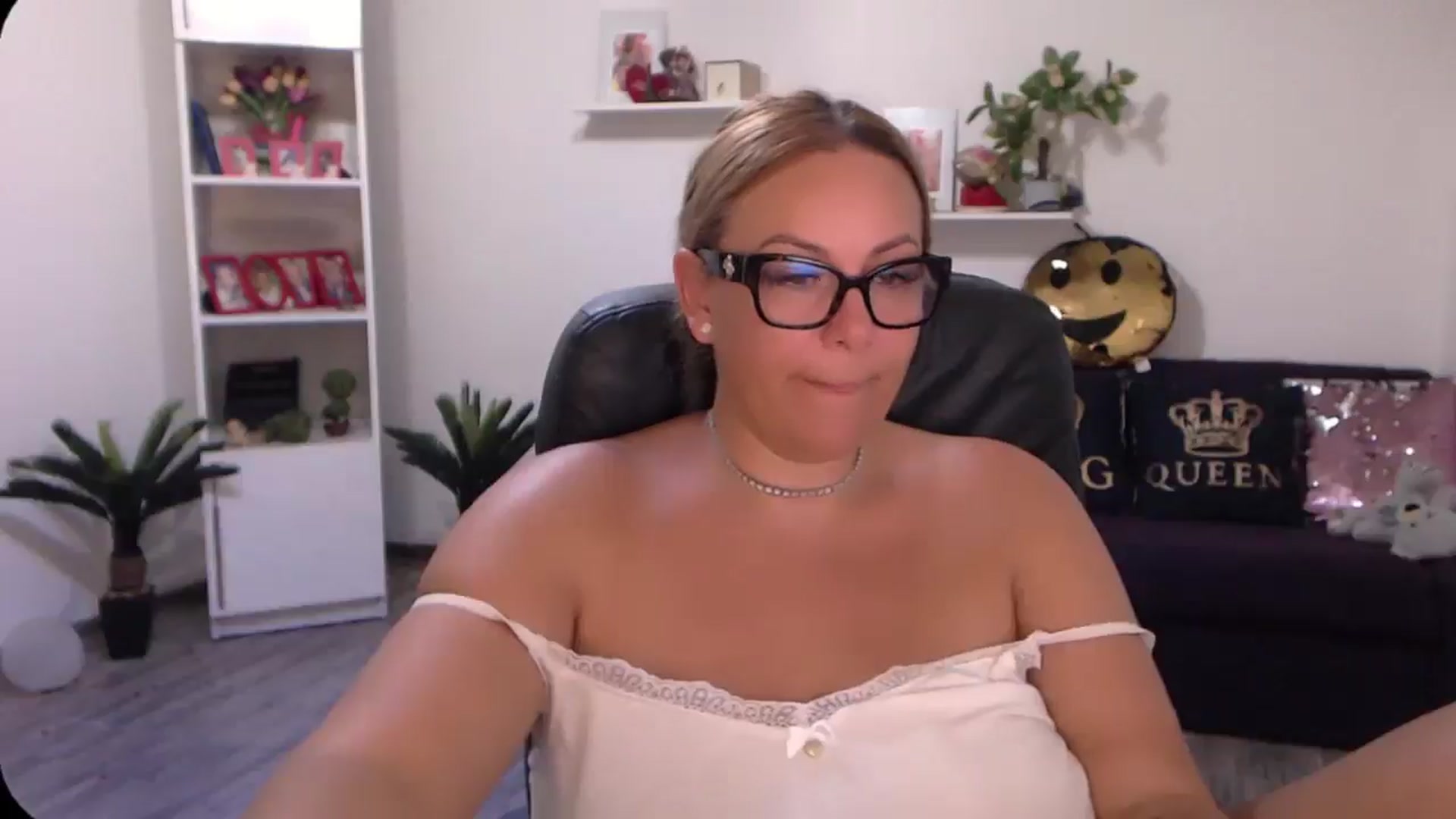 Gallery image thumbnail from A_baby_Boo's myfreecams stream on, 08/15/2024, 13:12 image 19 of 20