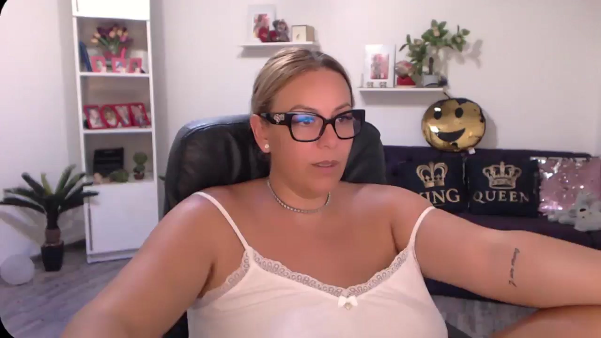 Gallery image thumbnail from A_baby_Boo's myfreecams stream on, 08/15/2024, 13:12 image 6 of 20
