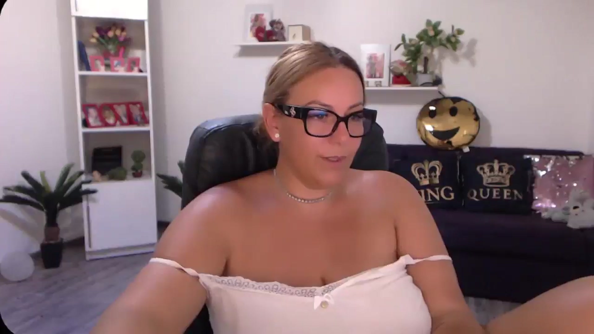 Gallery image thumbnail from A_baby_Boo's myfreecams stream on, 08/15/2024, 13:12 image 14 of 20