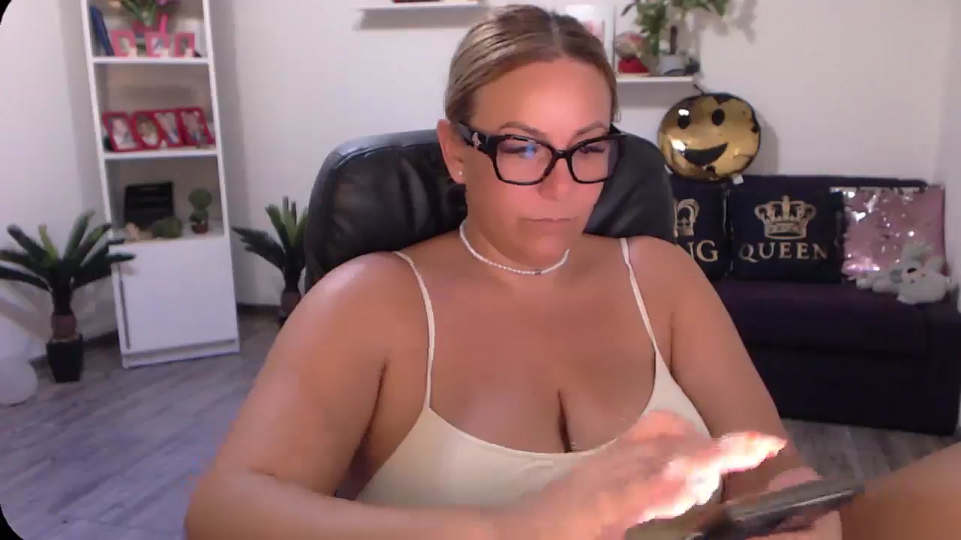 Gallery image thumbnail from A_baby_Boo's myfreecams stream on, 08/16/2024, 19:02 image 17 of 20