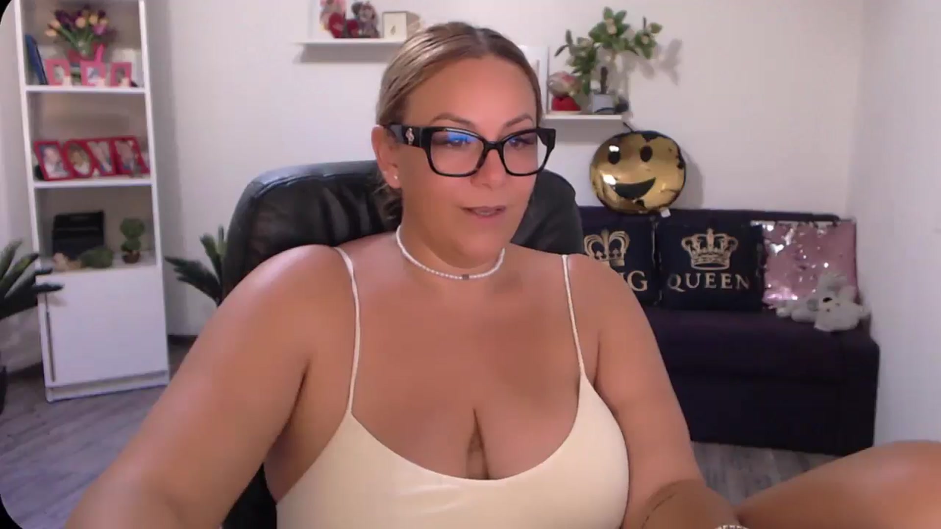 Gallery image thumbnail from A_baby_Boo's myfreecams stream on, 08/16/2024, 20:01 image 3 of 20
