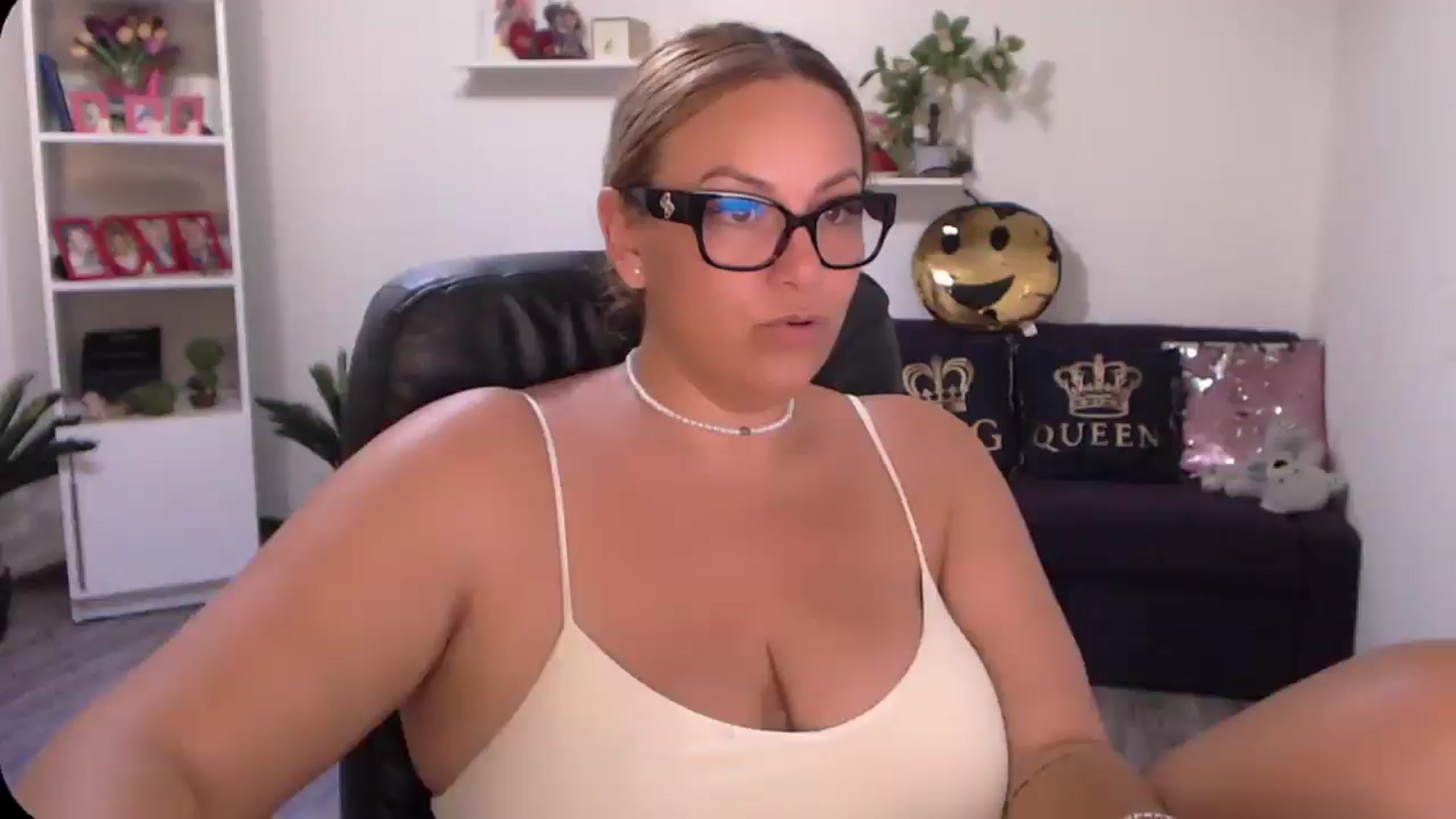Gallery image thumbnail from A_baby_Boo's myfreecams stream on, 08/16/2024, 20:01 image 5 of 20