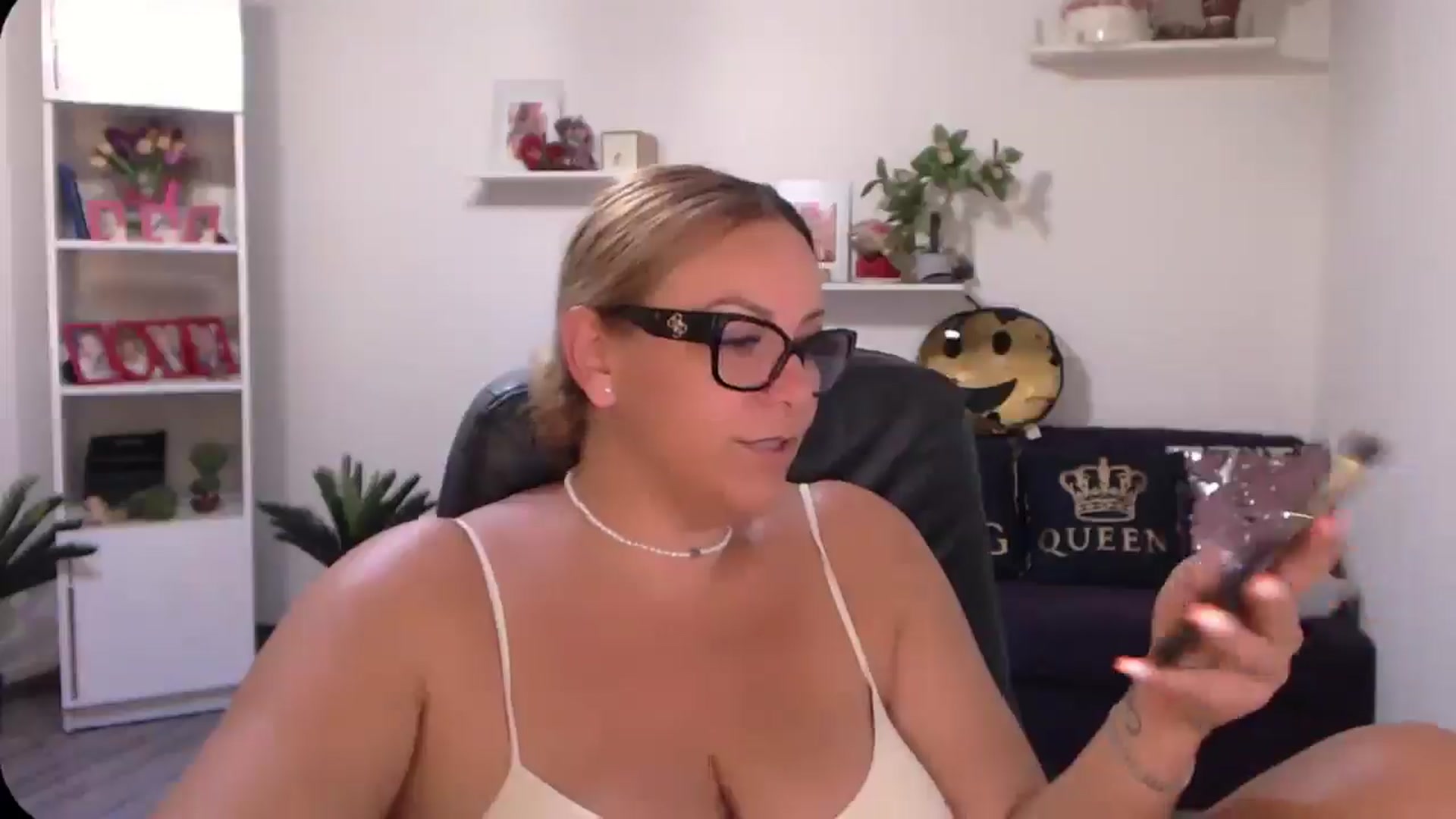 Gallery image thumbnail from A_baby_Boo's myfreecams stream on, 08/16/2024, 22:15 image 5 of 20