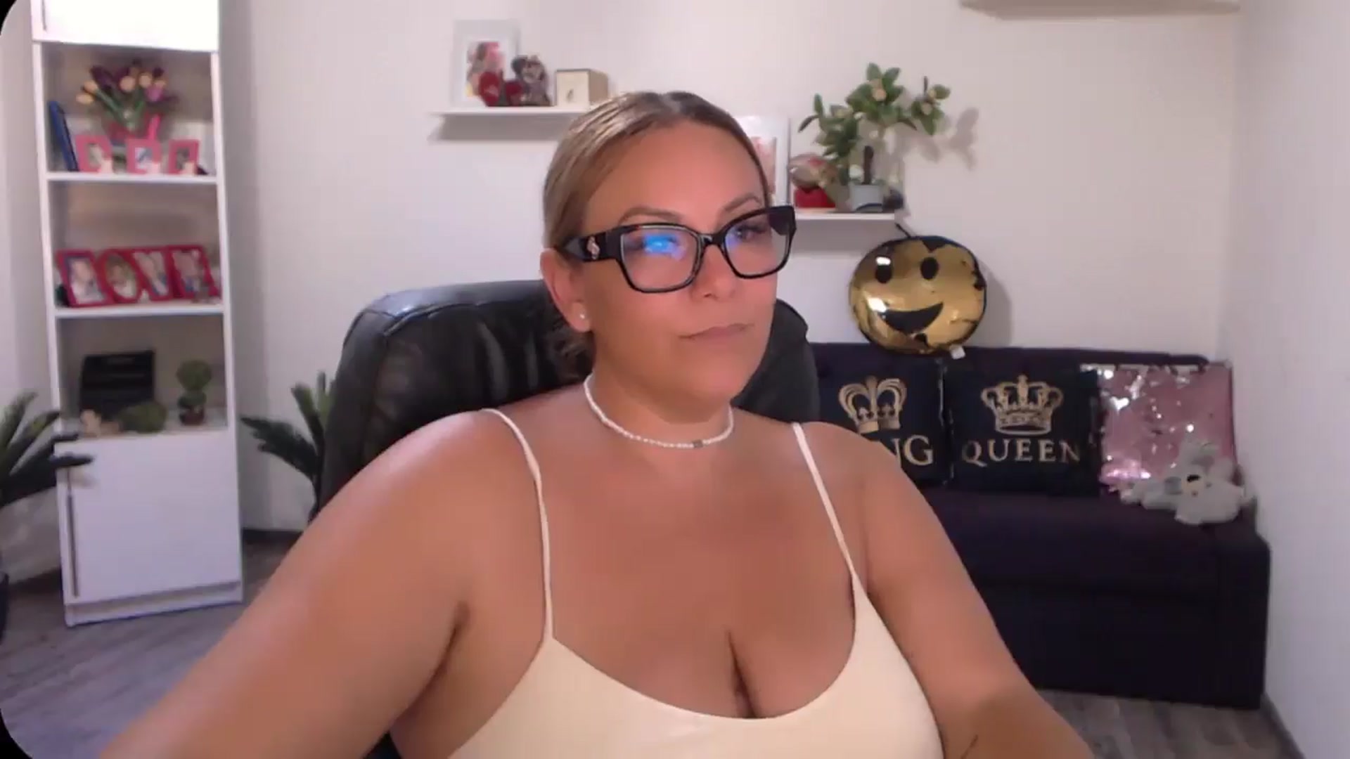 Gallery image thumbnail from A_baby_Boo's myfreecams stream on, 08/16/2024, 22:15 image 3 of 20