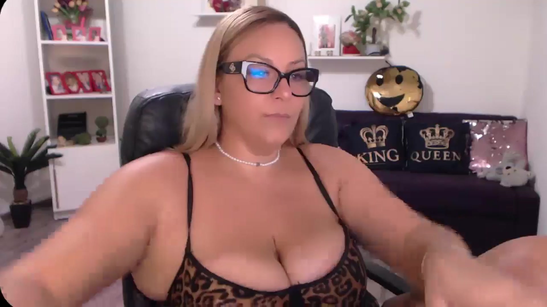 Gallery image thumbnail from A_baby_Boo's myfreecams stream on, 08/18/2024, 13:06 image 10 of 20