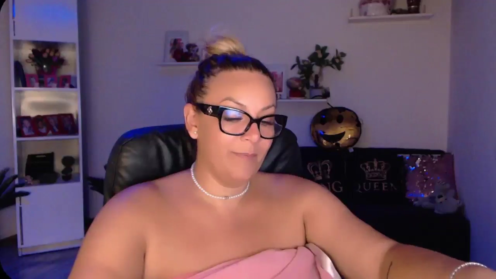 Gallery image thumbnail from A_baby_Boo's myfreecams stream on, 08/18/2024, 15:54 image 3 of 20