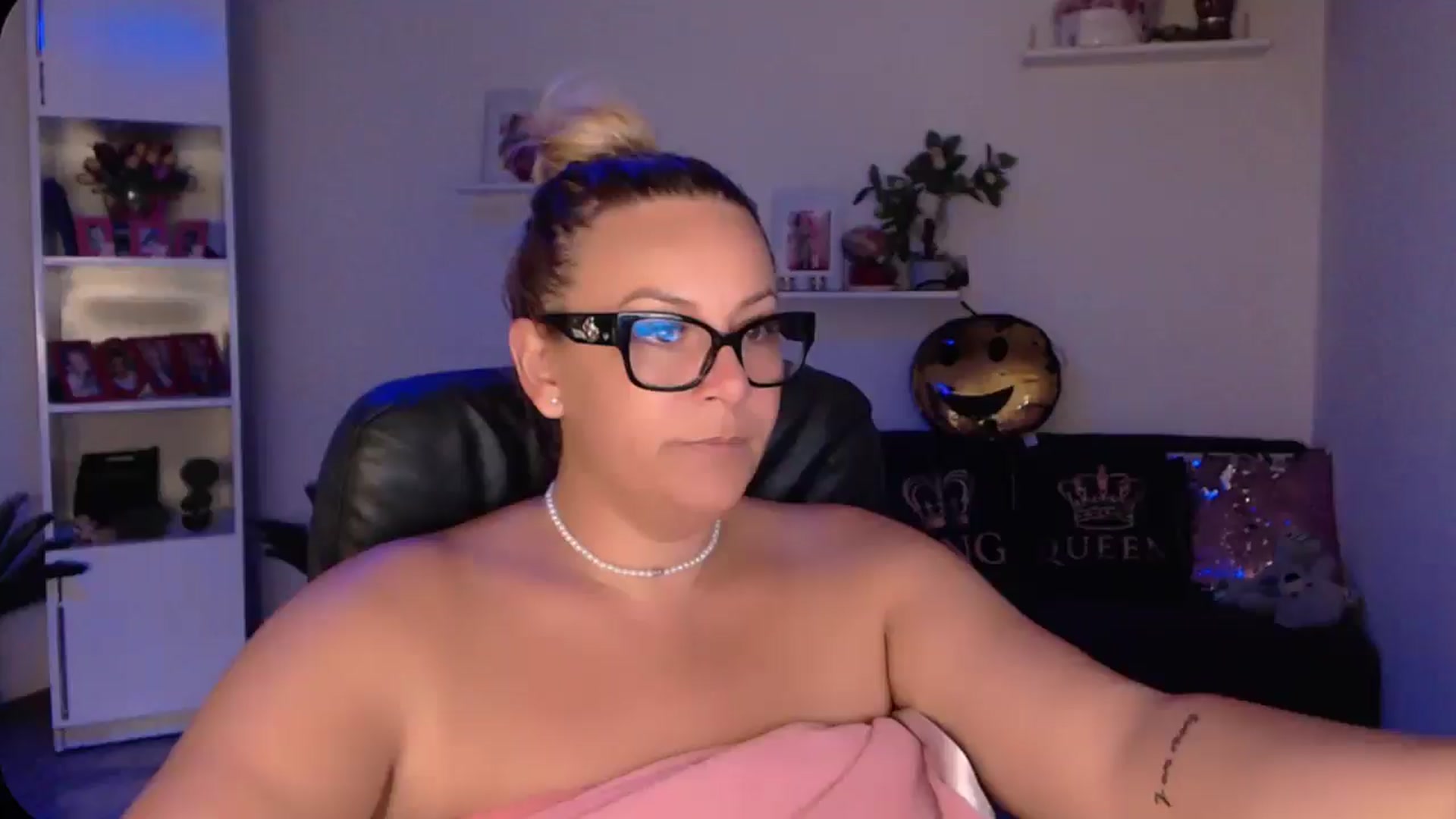 Gallery image thumbnail from A_baby_Boo's myfreecams stream on, 08/18/2024, 15:54 image 2 of 20