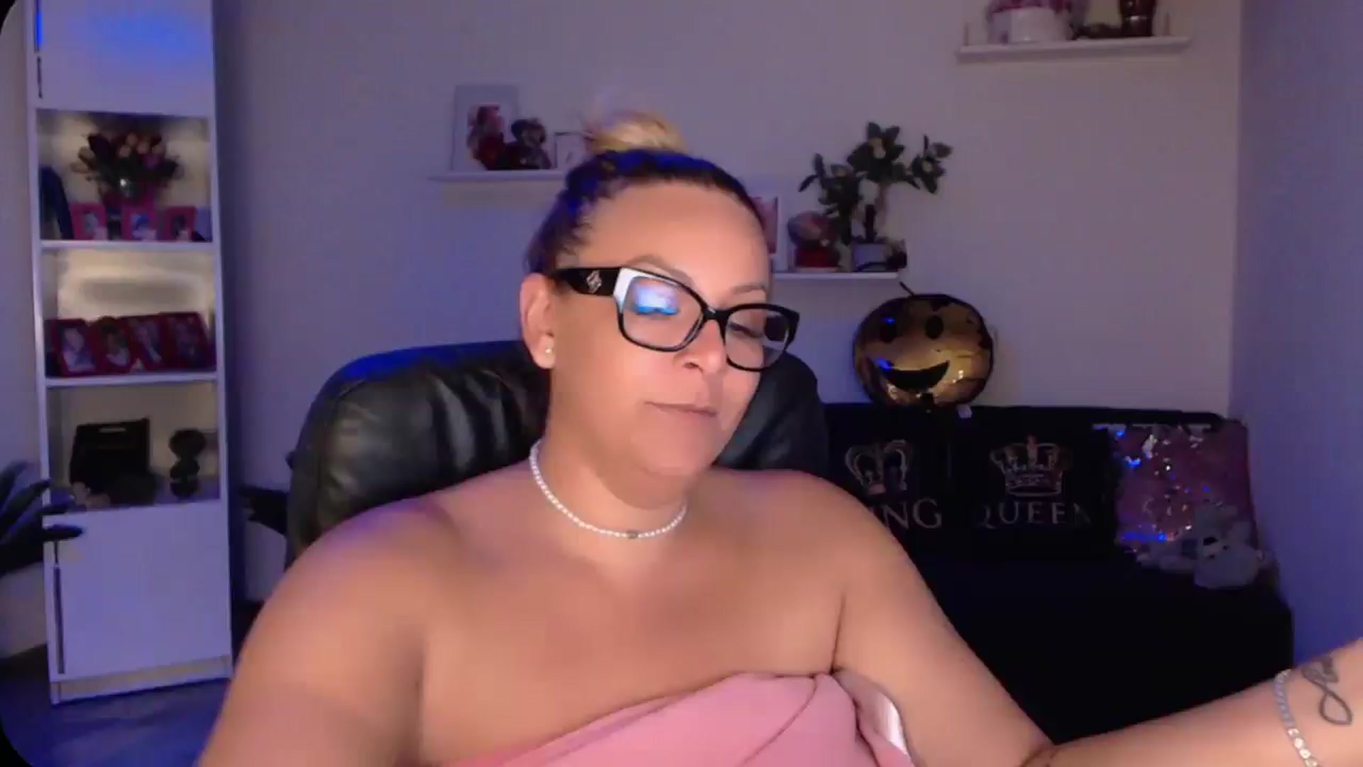 Gallery image thumbnail from A_baby_Boo's myfreecams stream on, 08/18/2024, 15:54 image 1 of 20