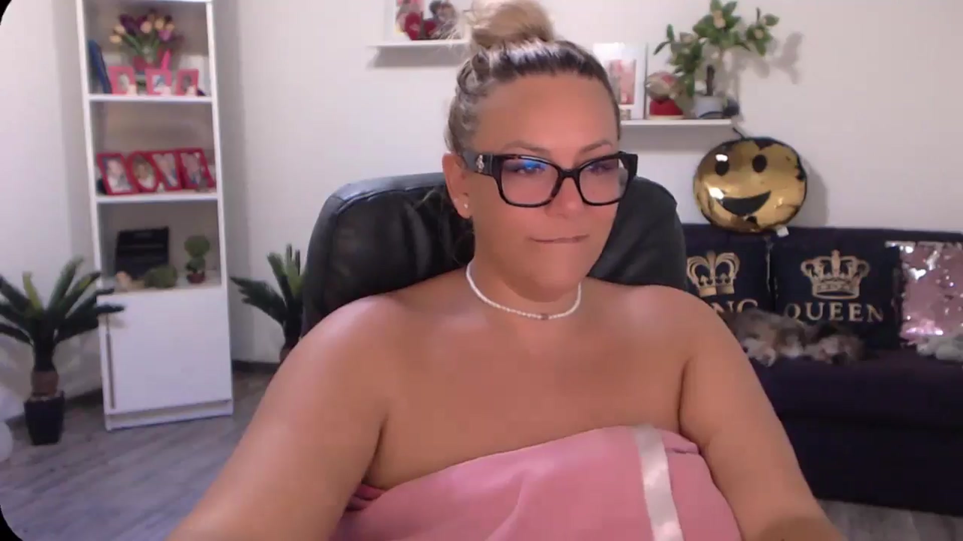Gallery image thumbnail from A_baby_Boo's myfreecams stream on, 08/18/2024, 16:25 image 17 of 20