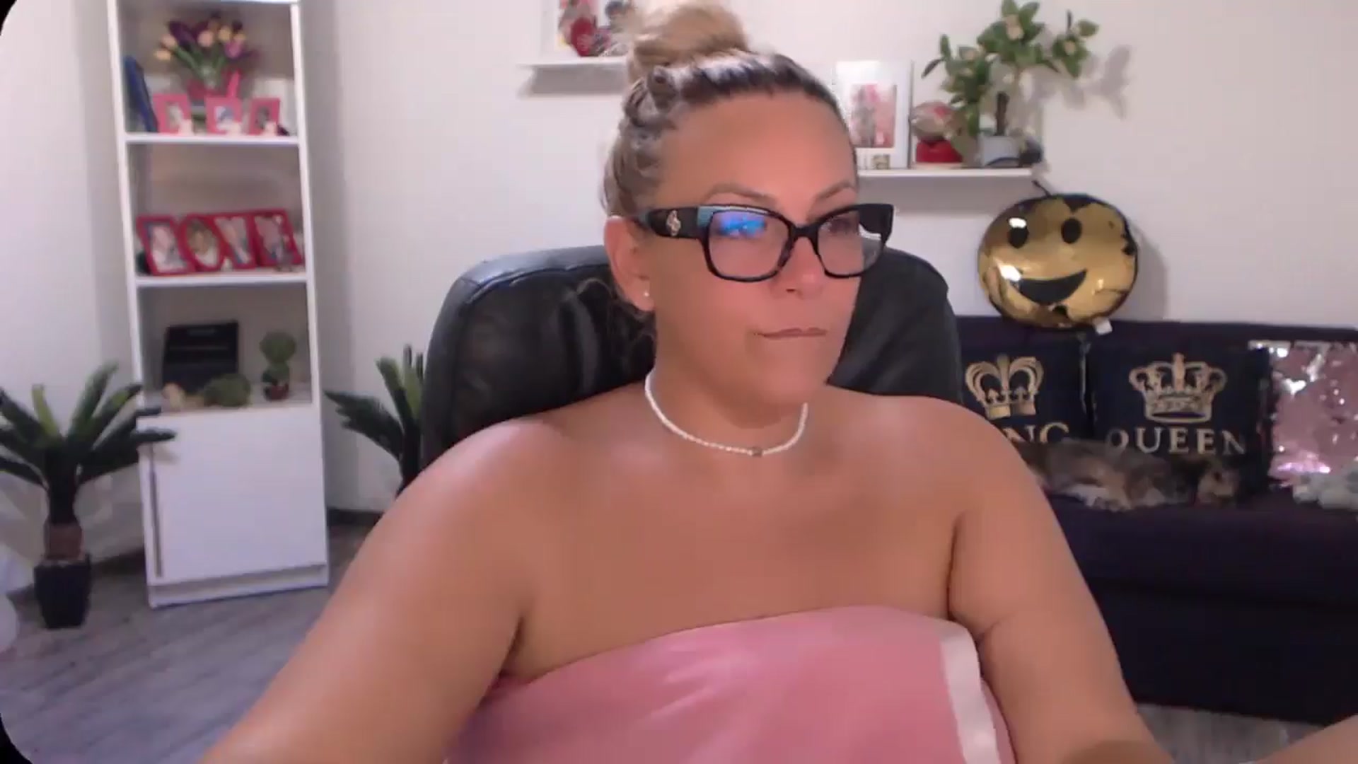 Gallery image thumbnail from A_baby_Boo's myfreecams stream on, 08/18/2024, 16:25 image 14 of 20