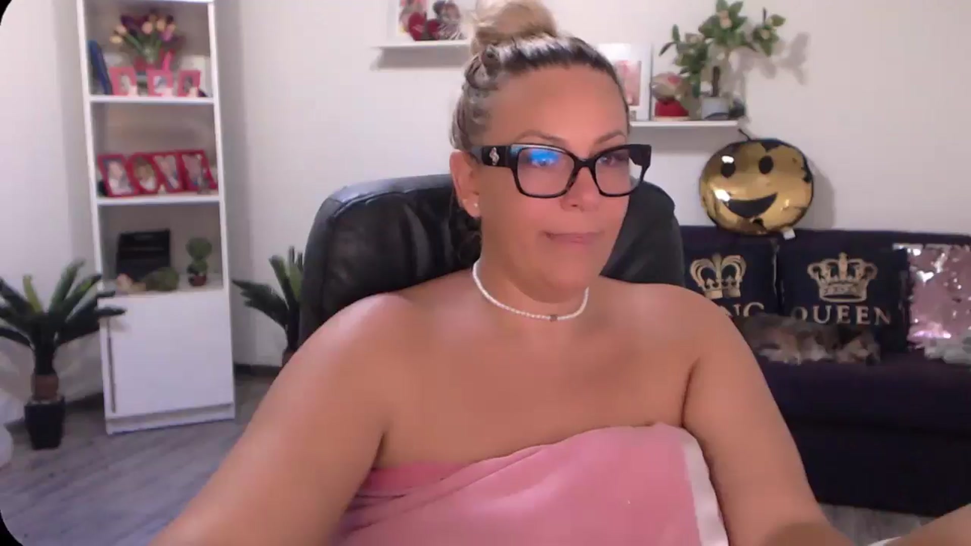 Gallery image thumbnail from A_baby_Boo's myfreecams stream on, 08/18/2024, 16:25 image 6 of 20