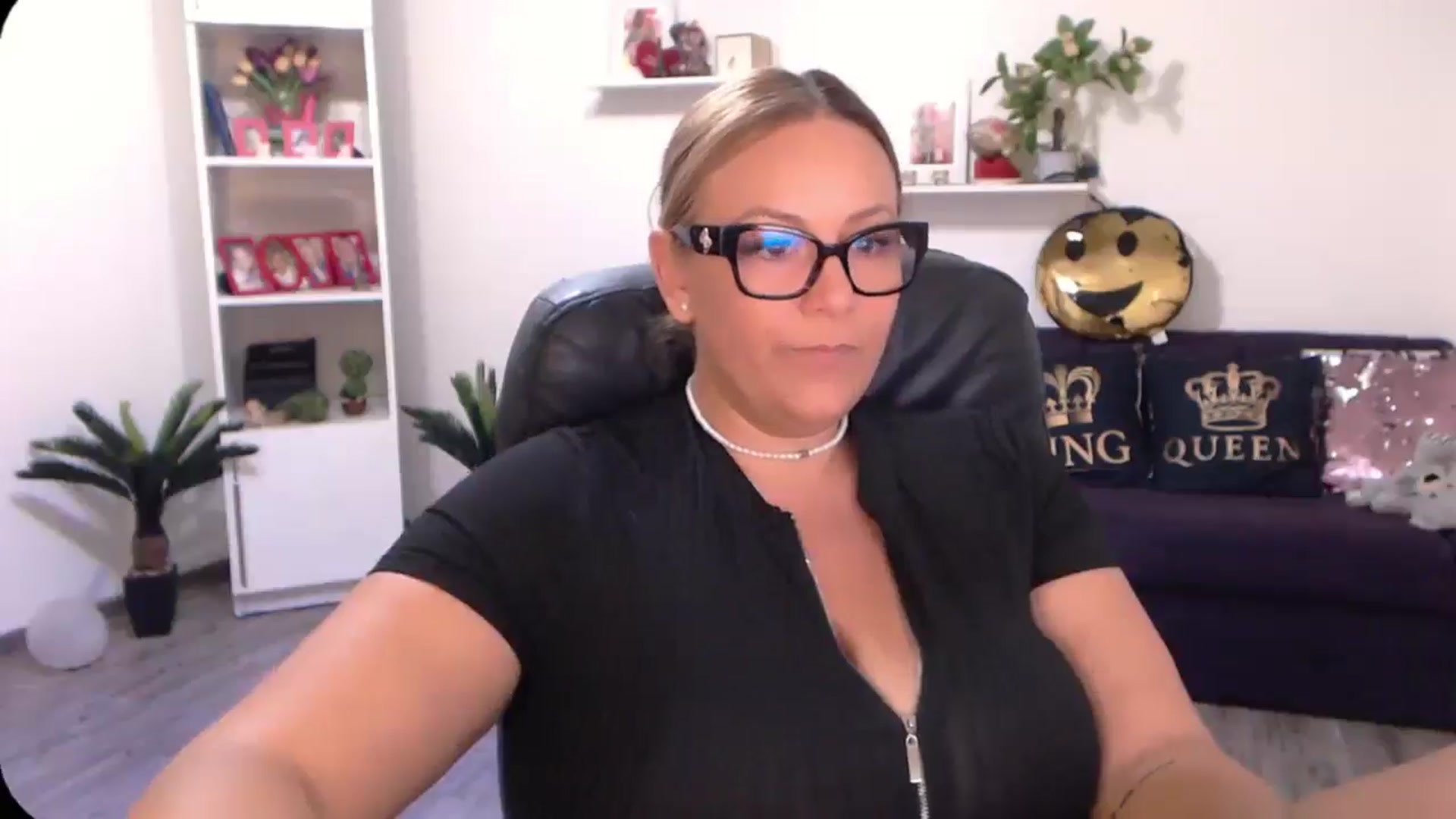 Gallery image thumbnail from A_baby_Boo's myfreecams stream on, 08/22/2024, 13:32 image 14 of 20