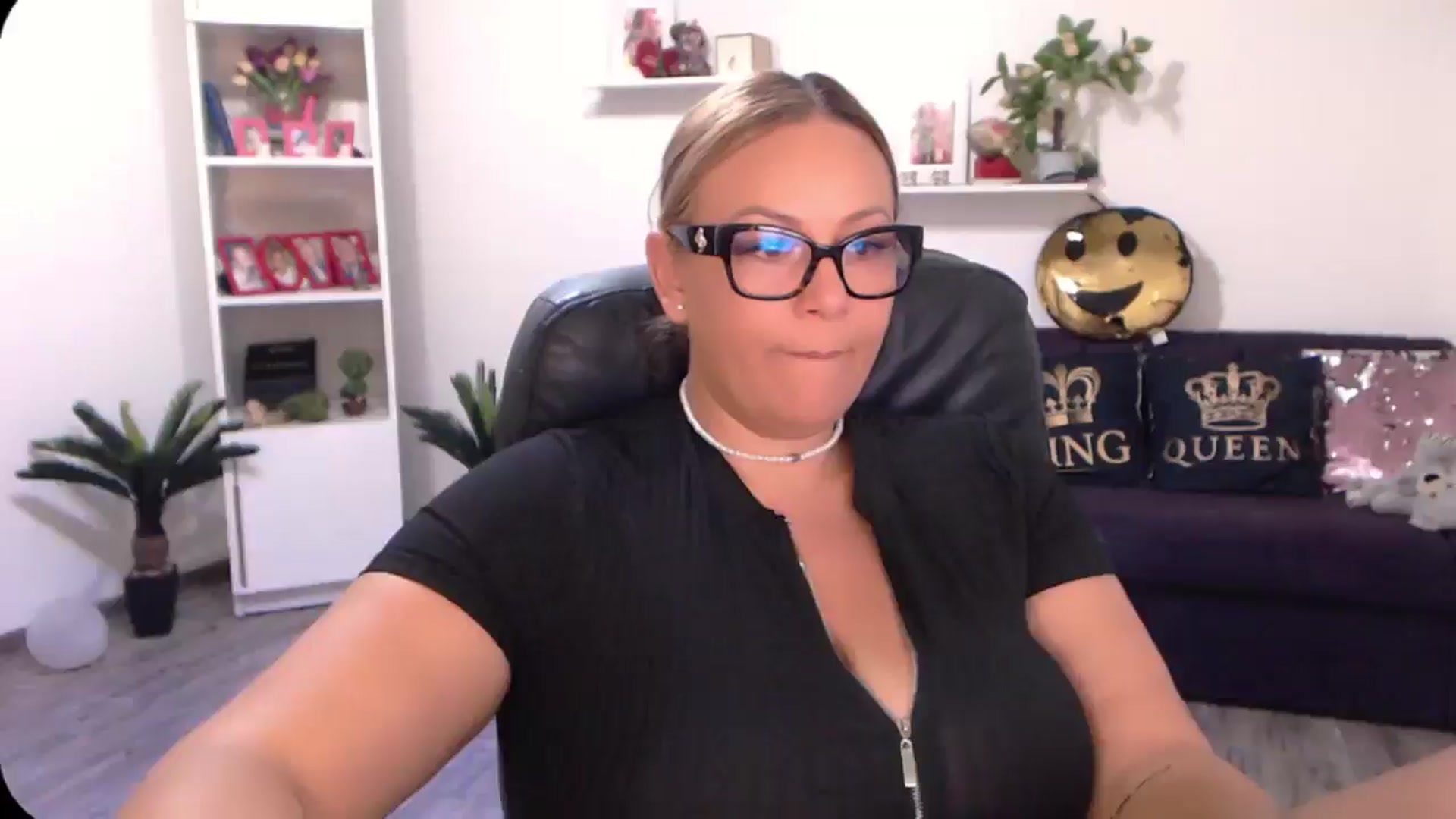Gallery image thumbnail from A_baby_Boo's myfreecams stream on, 08/22/2024, 13:32 image 16 of 20