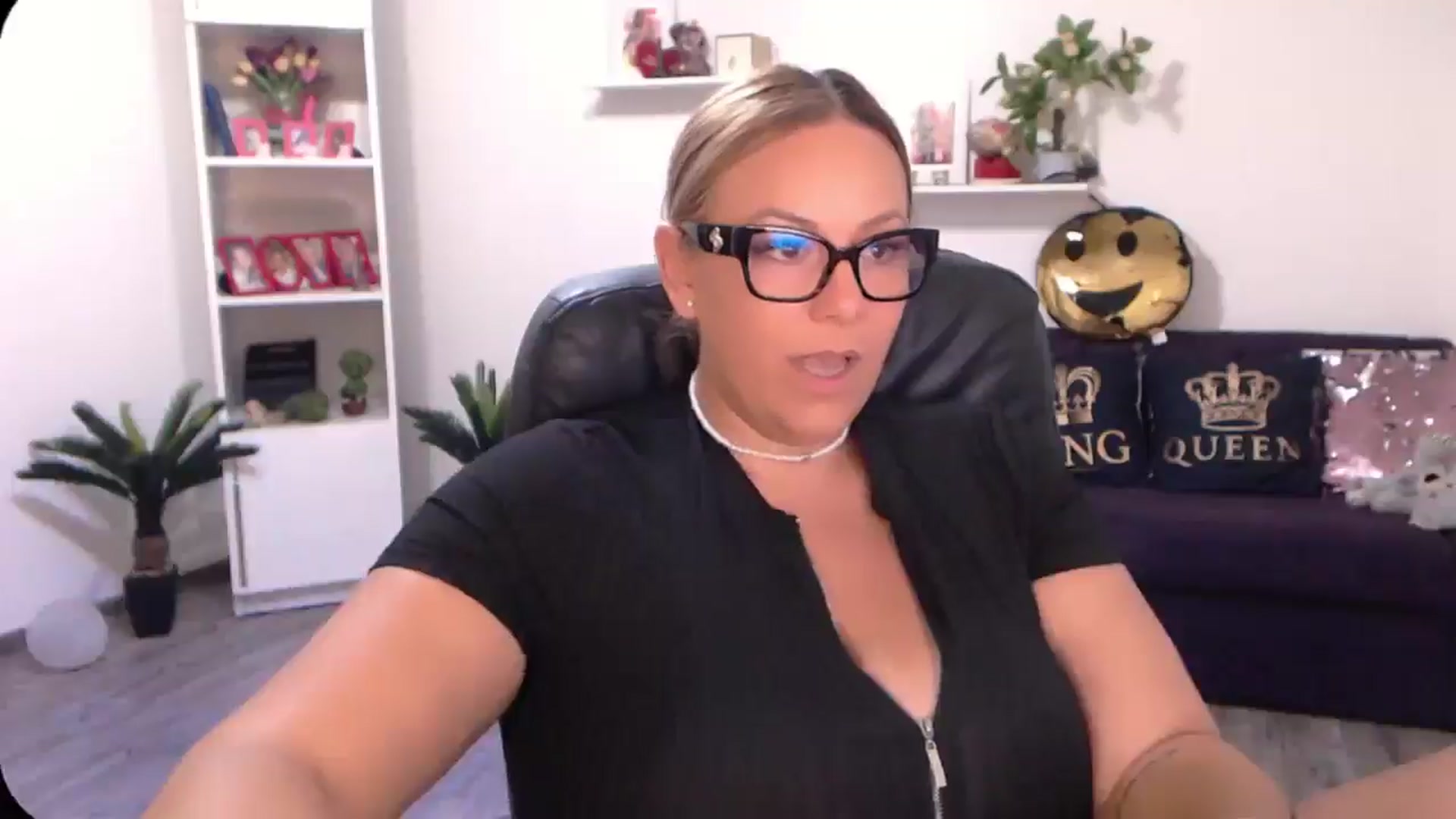 Gallery image thumbnail from A_baby_Boo's myfreecams stream on, 08/22/2024, 13:32 image 5 of 20
